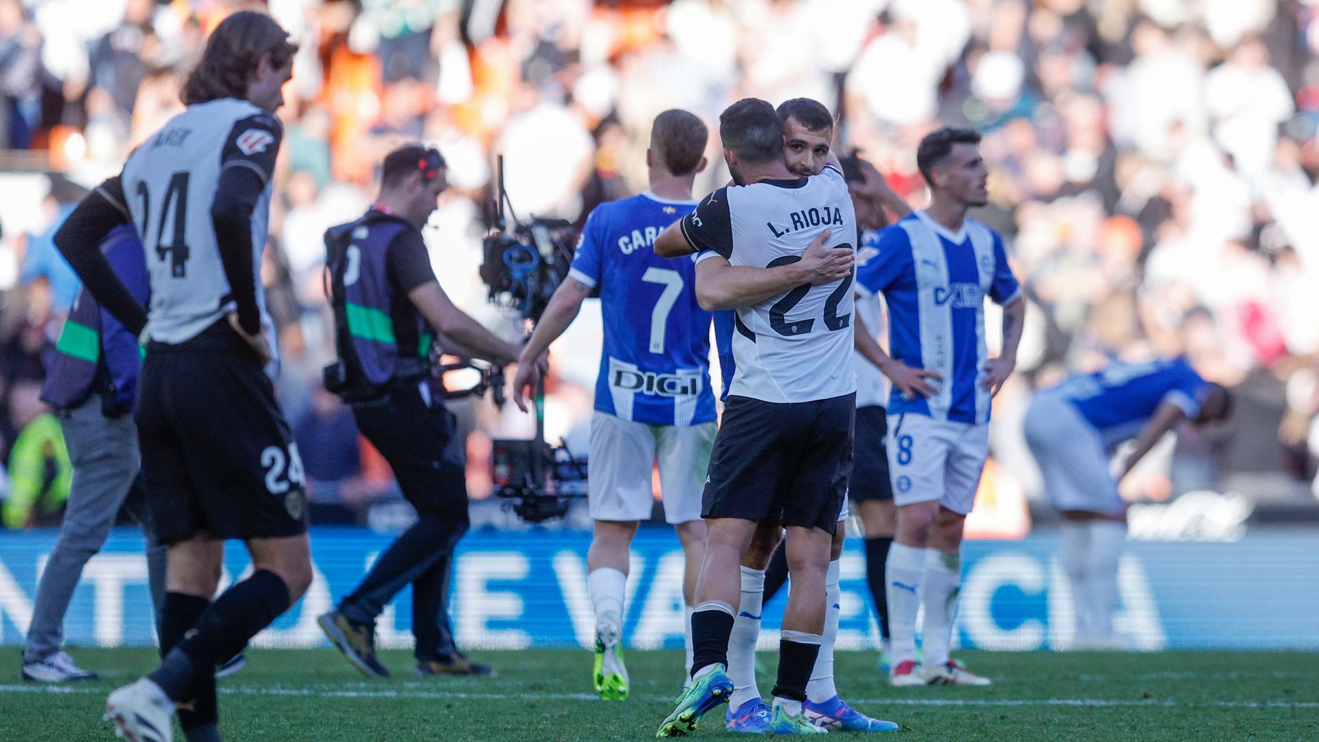 El centrocampista del Valencia Luis Rioja saluda a sus excompañeros del Alavés tras el partido de LaLiga este domingo en el estadio de Mestalla en Valencia