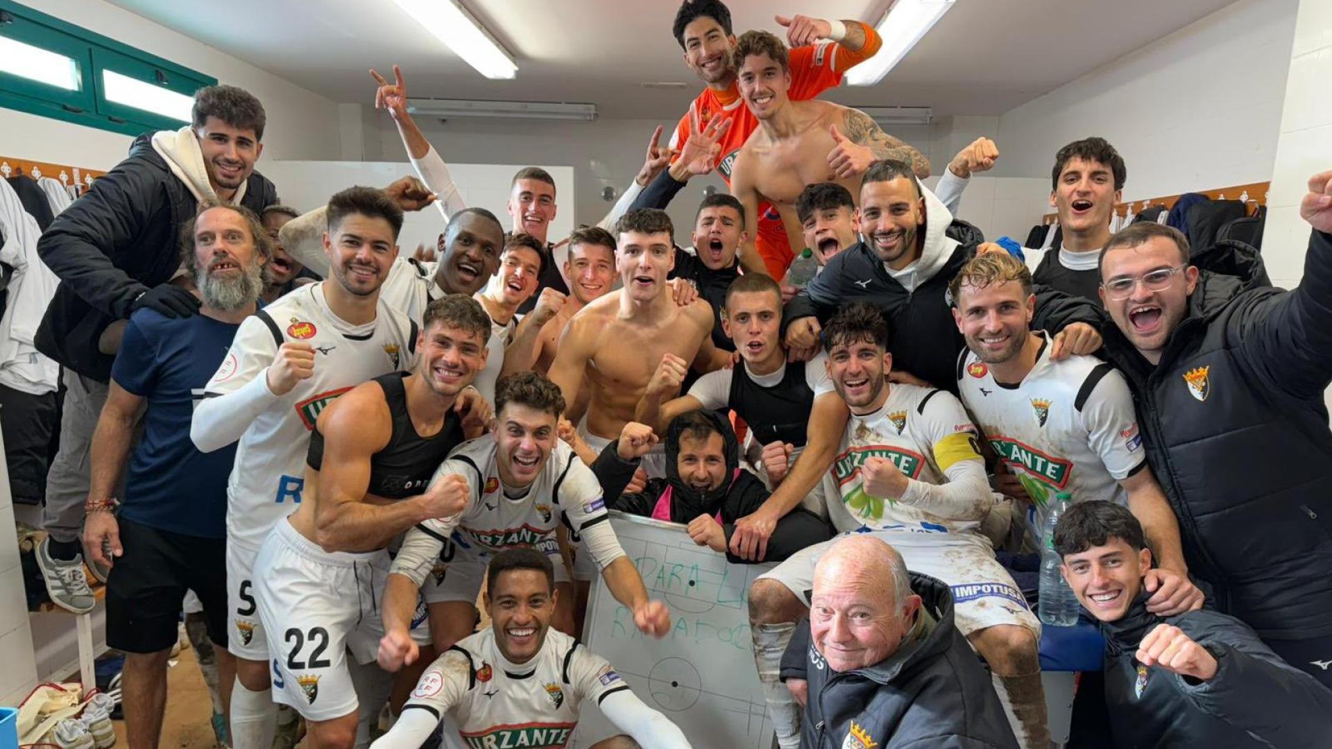 Los jugadores del Tudelano celebran en el vestuario la victoria contra el Anguiano