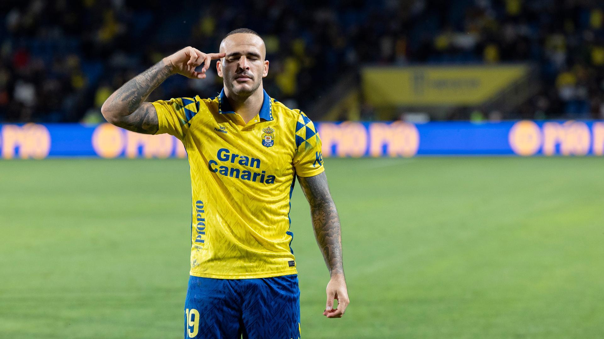 El jugador de la Unión Deportiva Las Palmas Sandro celebra su gol ante el Espanyol