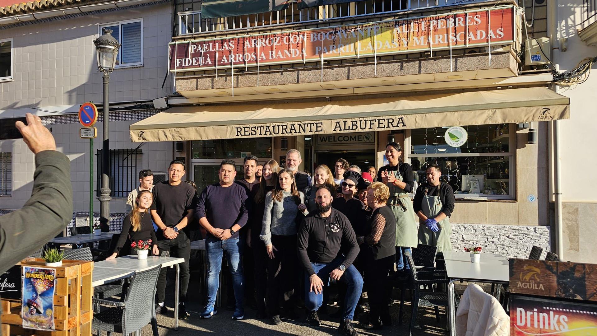 Los reyes Felipe y Letizia, junto a sus hijas, la princesa Leonor y la infanta Sofía, posan en la entrada del restaurante Albufera, en El Palmar, donde han comido, tras la visita privada que realizaron este domingo a Catarroja