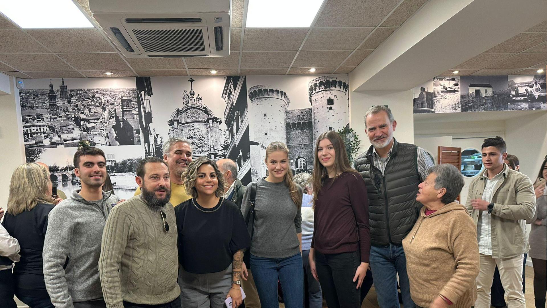 El Rey Felipe, junto a sus hijas, la princesa Leonor y la infanta Sofía, en el restaurante de El Palmar donde comieron tras su visita a Catarroja