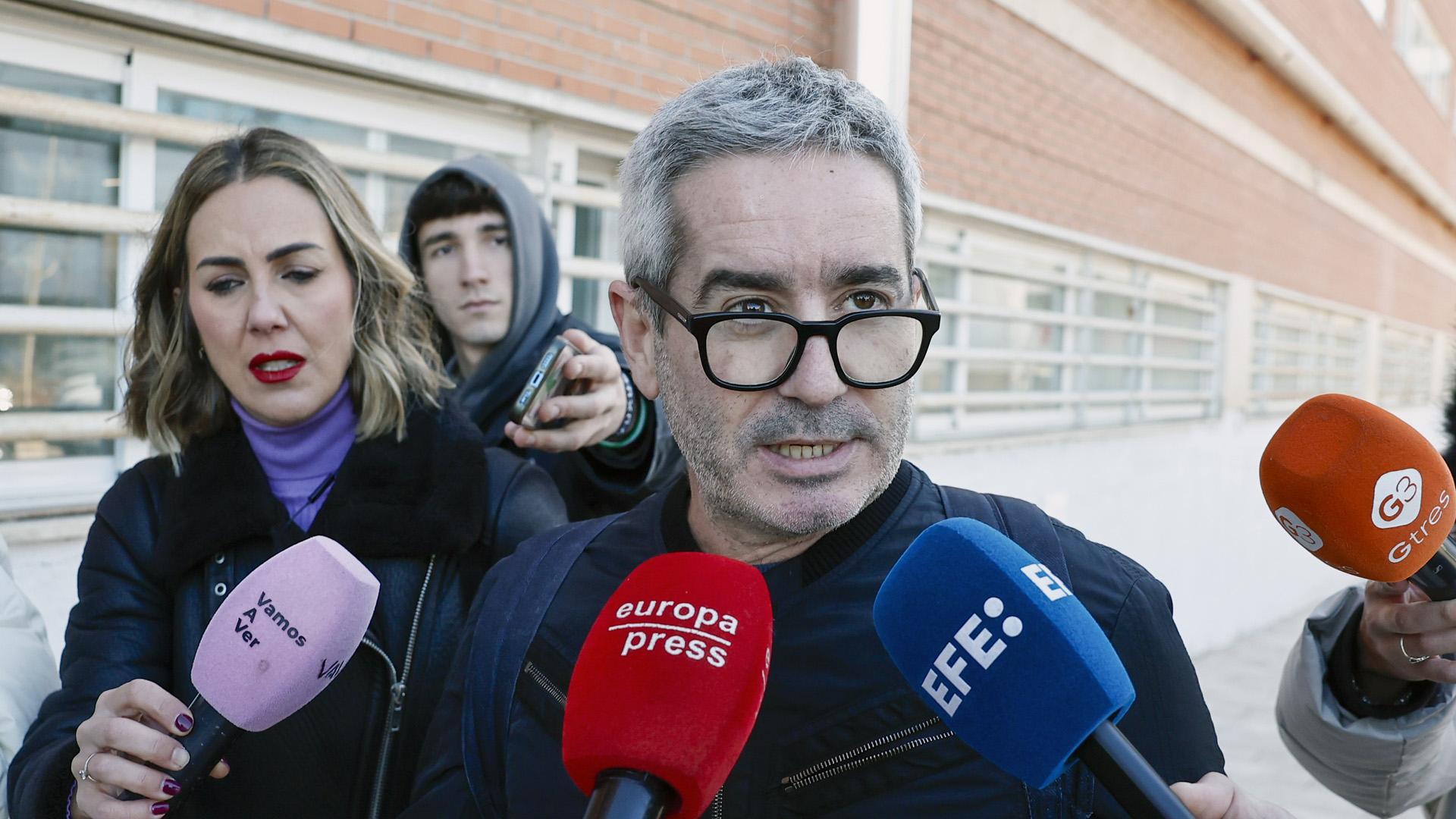 Jacobo Martos, hijo de Raphael, atiende a los medios tras visitar a su padre