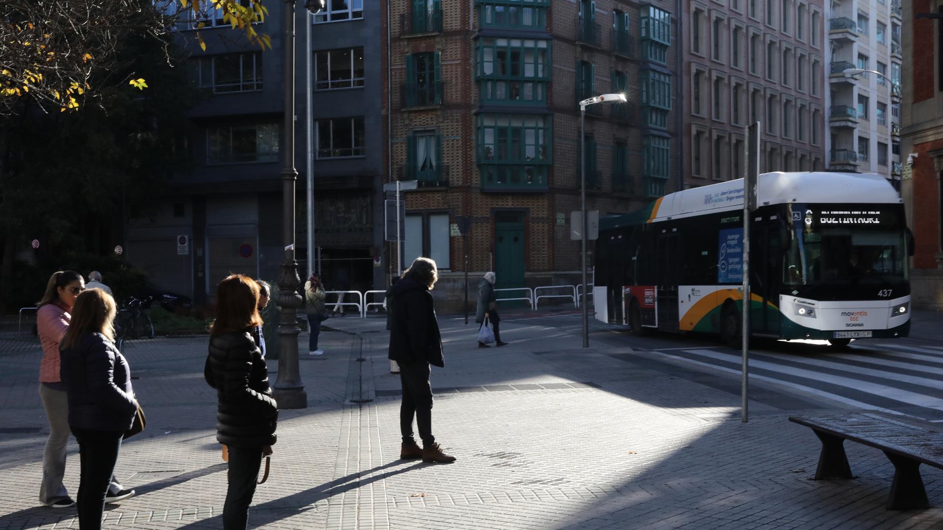 Una villavesa circula por Pamplona