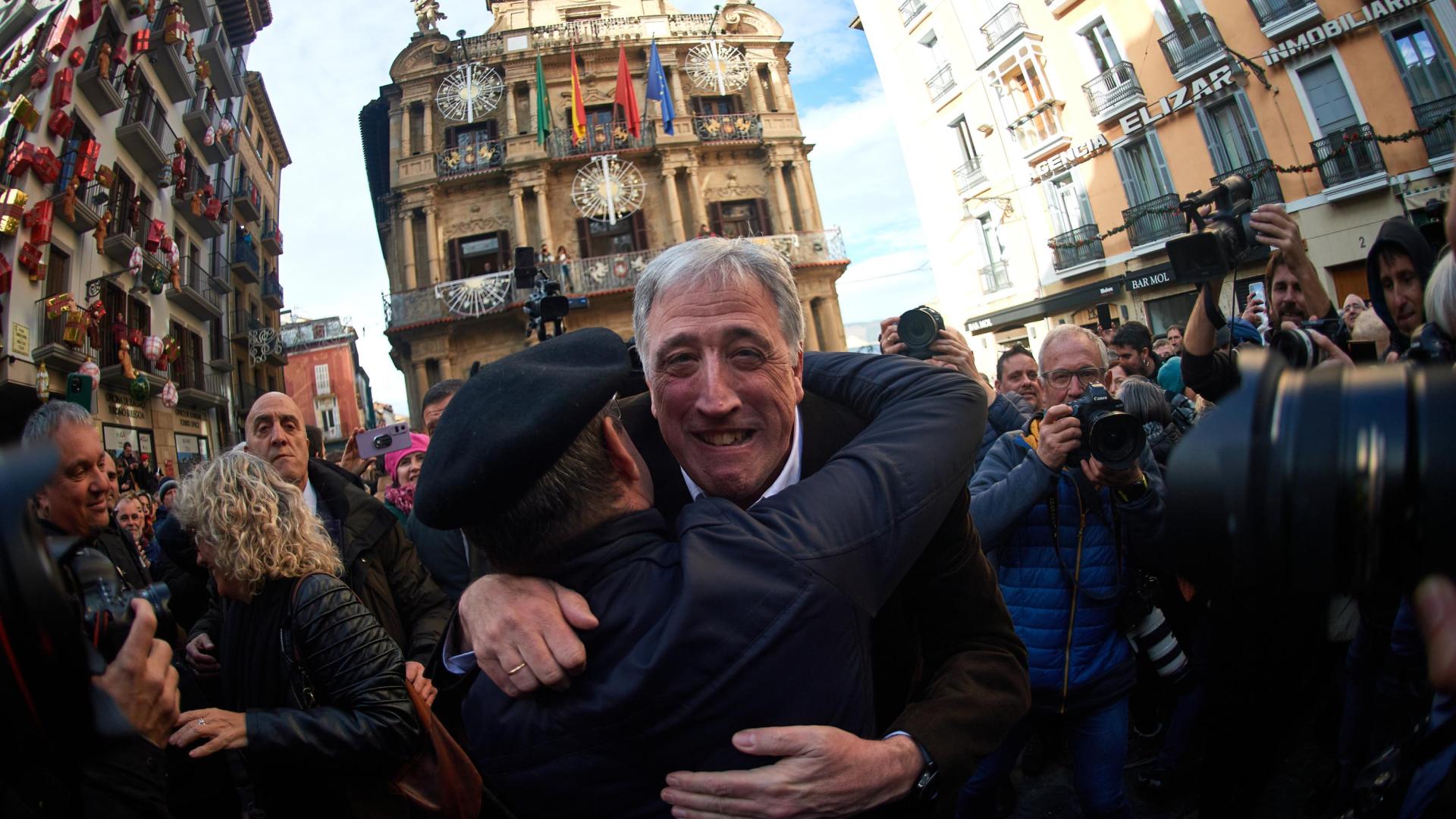 Joseba Asiron (EH Bildu) se abraza con un simpatizante tras la moción de censura del 28 de diciembre de 2023 que desalojó a Cristina Ibarrola (UPN) de la alcaldía
