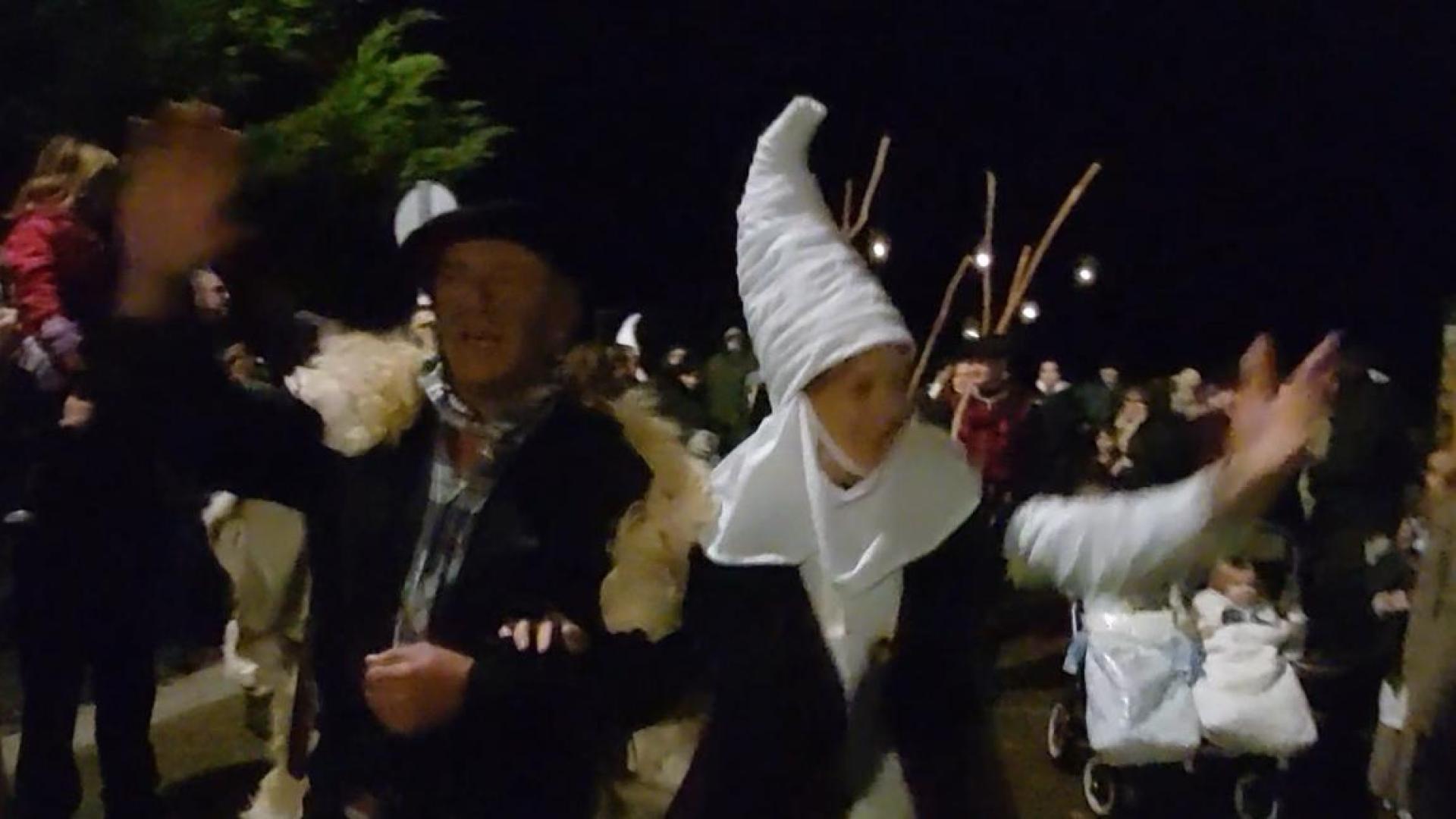 Olenzero y Mari Domingi bajaron del monte Ezkaba el 23 de diciembre por la noche arropados por los vecinos y vecinas de Berriosuso