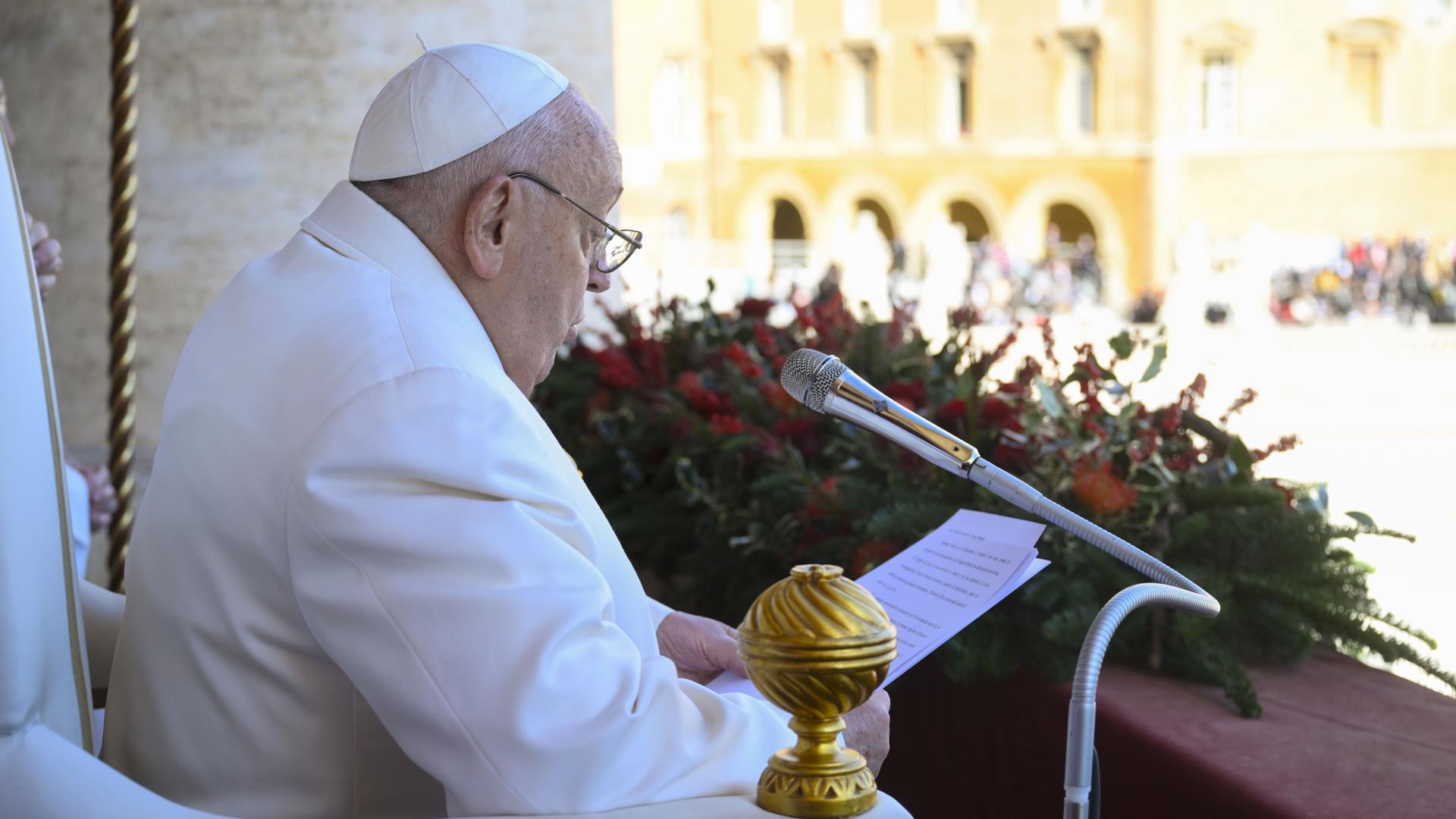 El papa Francisco, en el balcón de la logia central de la fachada de la basílica de San Pedro