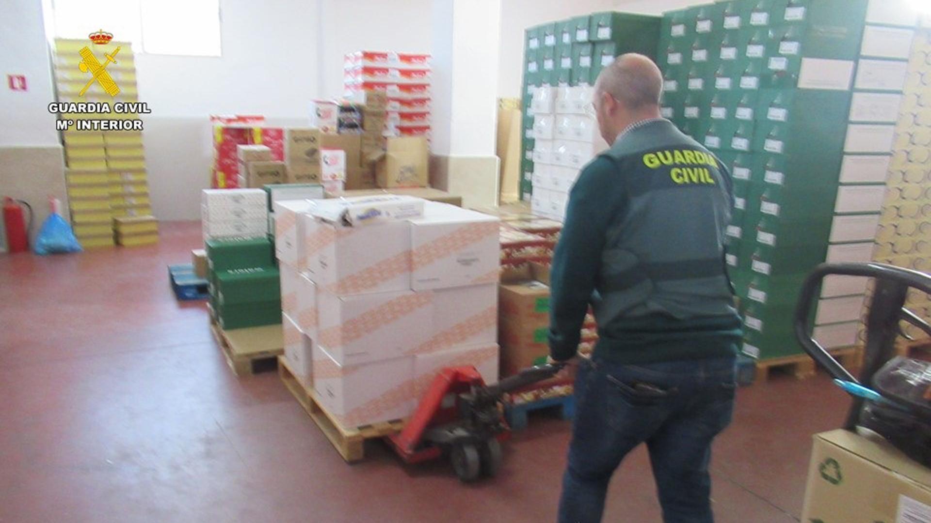 Un guardia civil, durante la operación policial