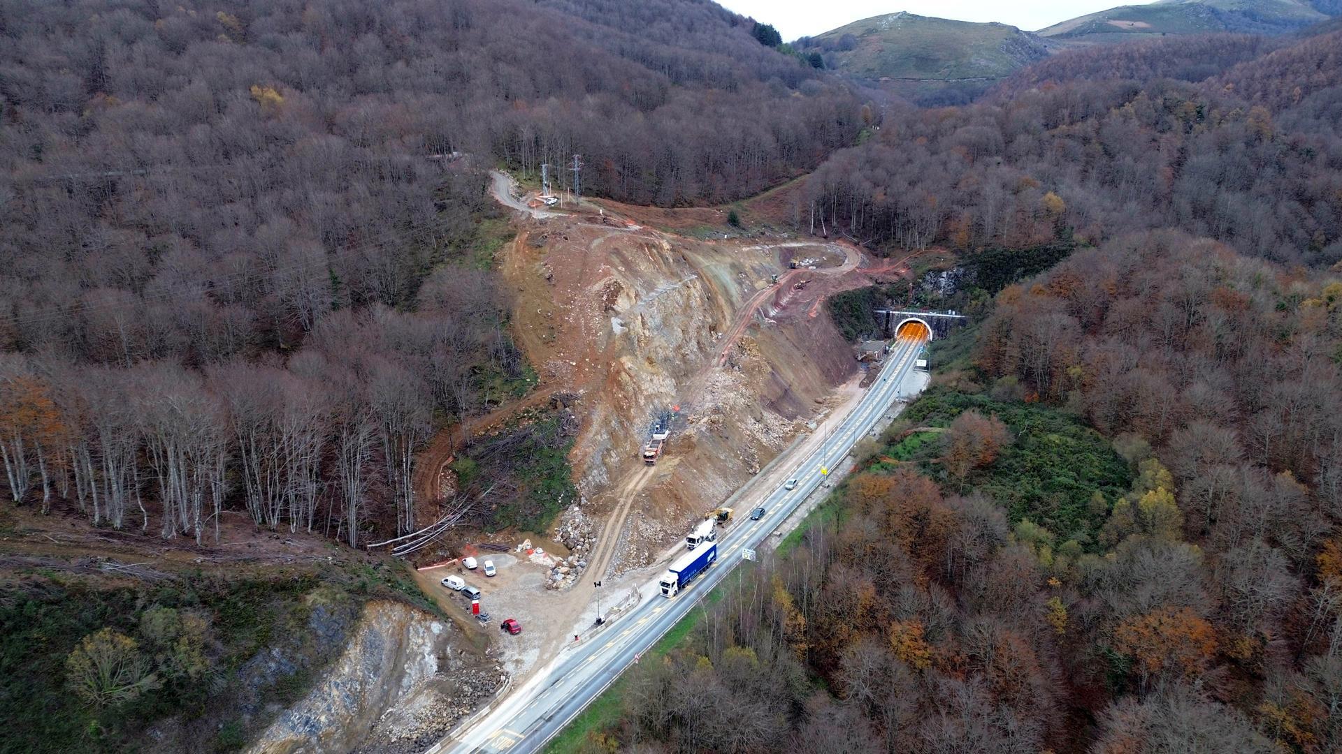 Imagen aérea del desmonte que se está efectuado en la ladera derecha, sentido Irún, próxima a la boca sur del túnel de Belate para ganar espacio
