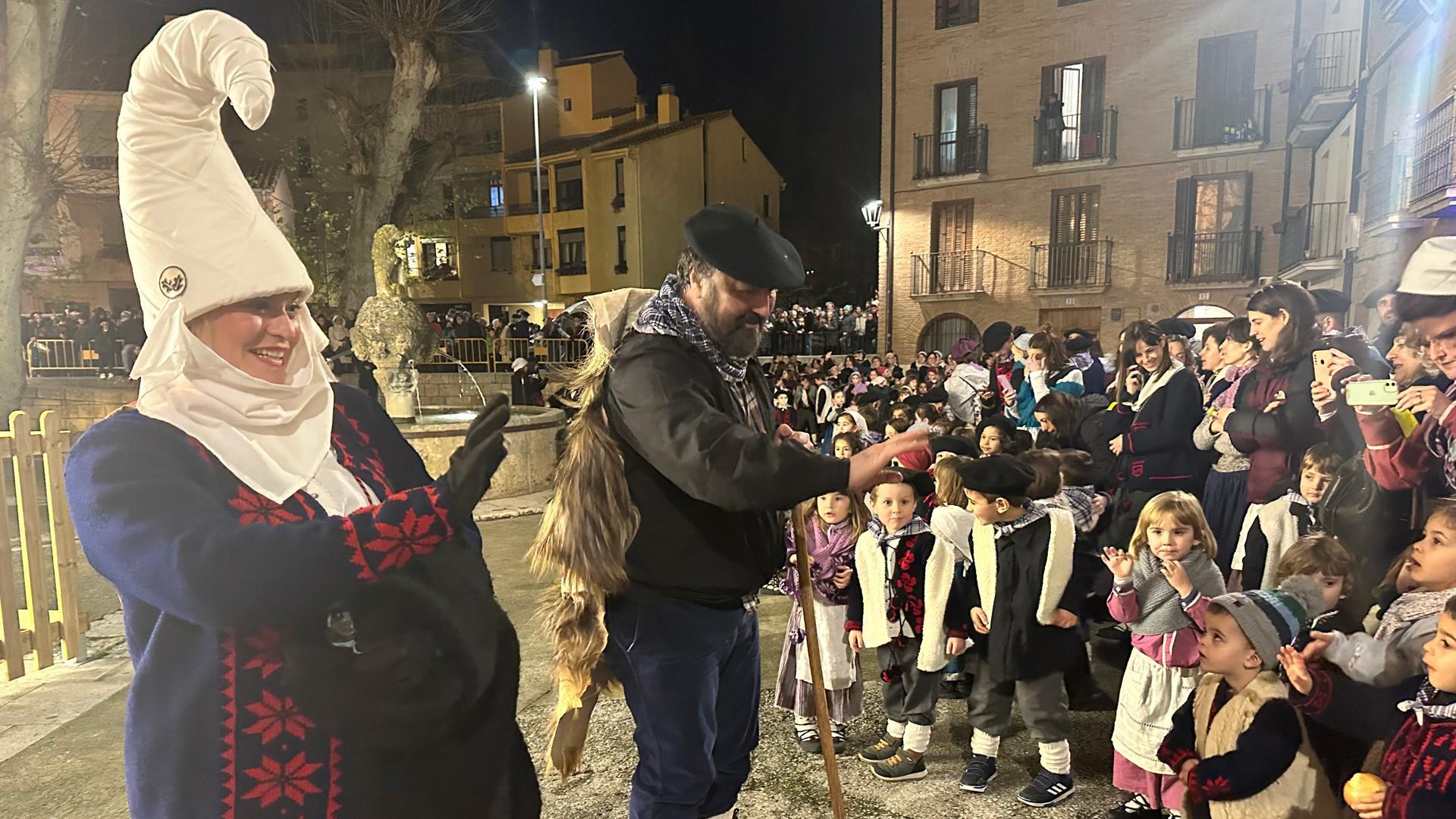 Olentzero y Mari Domingi saludan en la plaza de San Martín, donde tuvo lugar la despedida entre una traca de fuegos artificiales y una chocolatada compartida