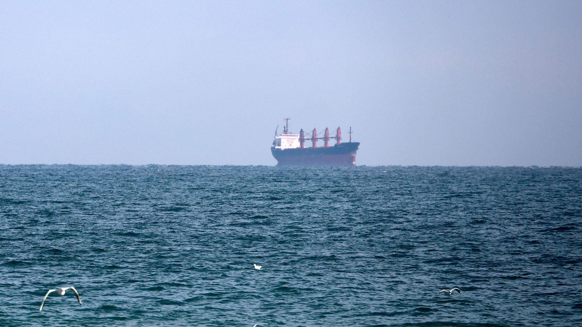 Un barco navega por el Mar Negro, en la costa con Ordesa, en el sur de Ucrania