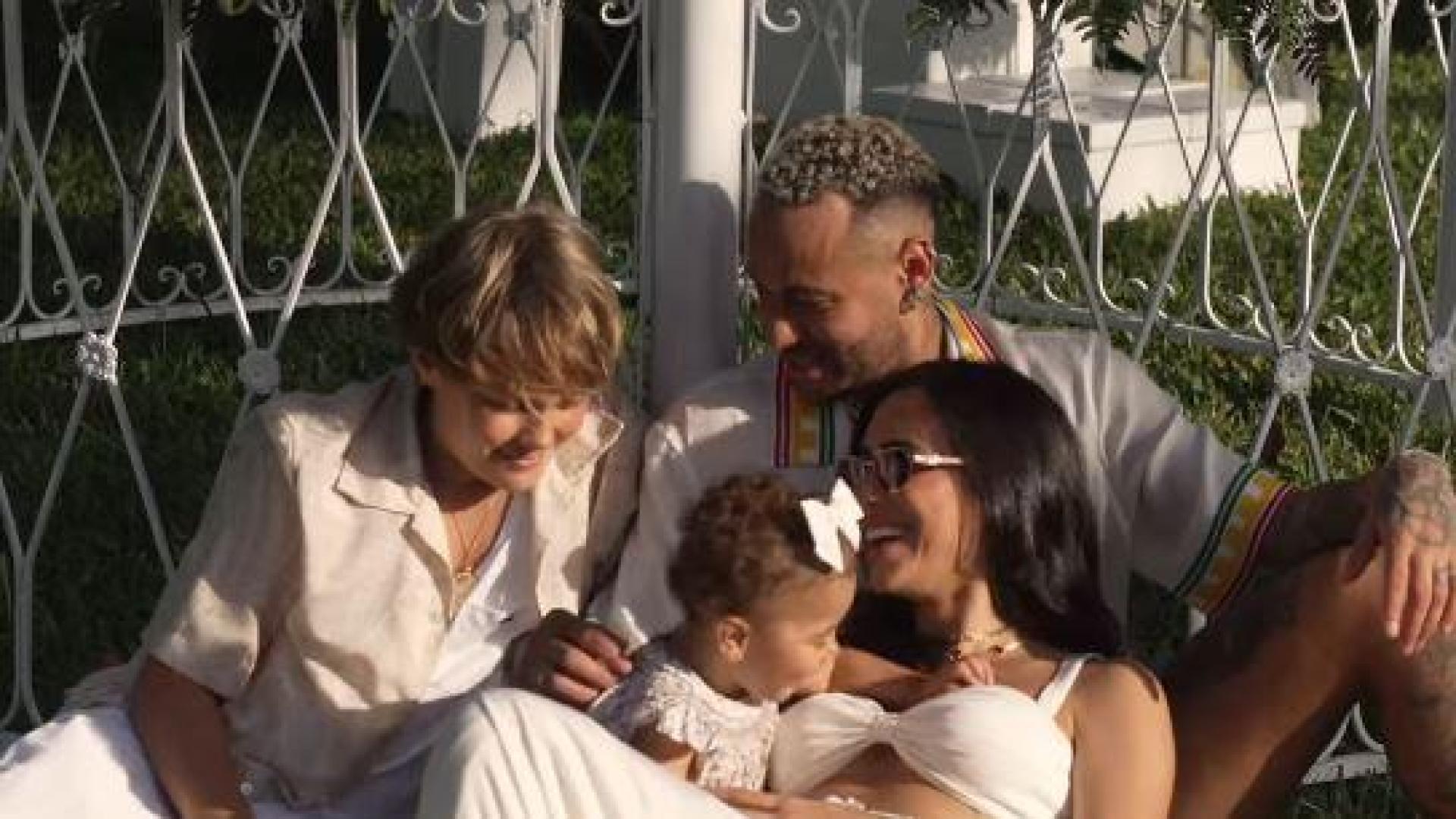 Neymar junto a su familia en el vídeo en el que han anunciado que van a ser padres