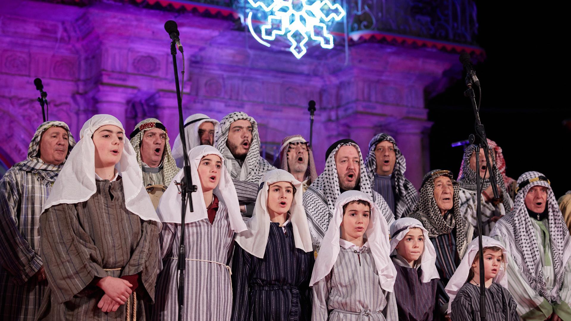 Los Pastores de Belén, con mayores y zagales, durante el Pregón de Navidad en la plaza Consistorial el viernes día 20