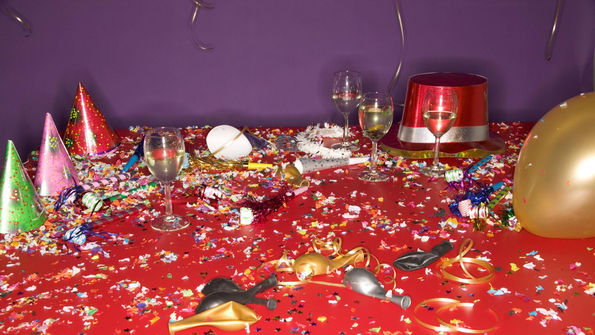 Restos de una fiesta de cotillón. Serpentinas, gorros, confeti y matasuegras, por el suelo