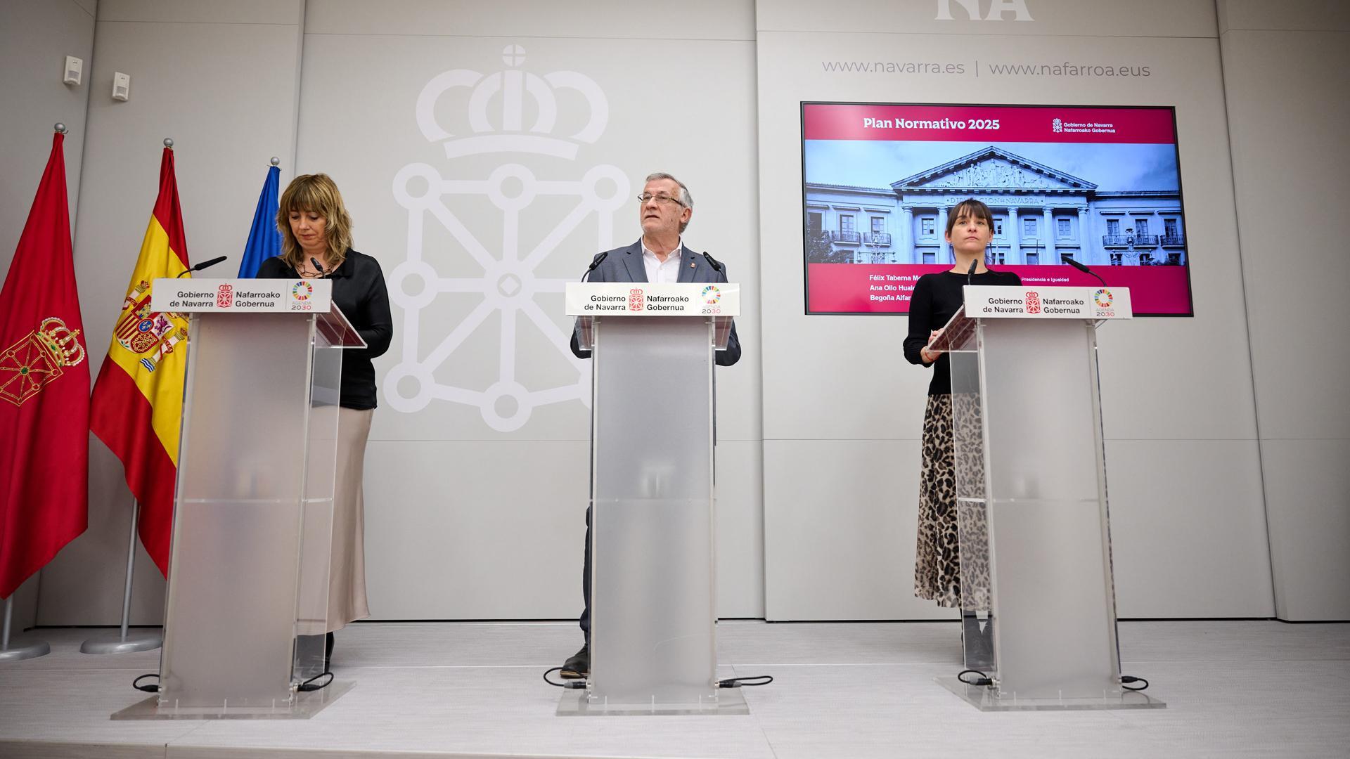 La vicepresidenta segunda, Ana Ollo, el vicepresidente primero, Félix Taberna, y la vicepresidenta tercera, Begoña Alfaro, en la rueda de prensa ofrecida este viernes para explicar las prioridades políticas de 2025