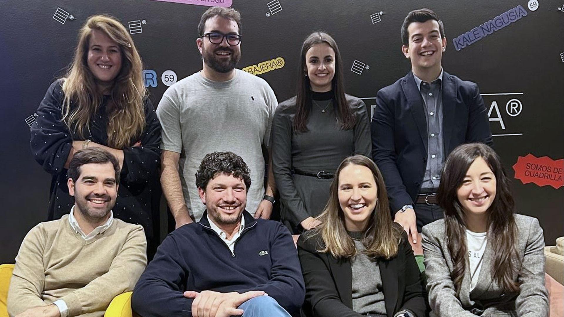 En la fila de arriba de izquierda a derecha: Adriana Eransus, Ignacio Olabe, Noelia Moreno y Alberto Alonso. En la fila inferior: Asier Rebollo, Guillermo García, María Suescun y Laura Calvo.nte de Jata y nuevo presidente de AJE,