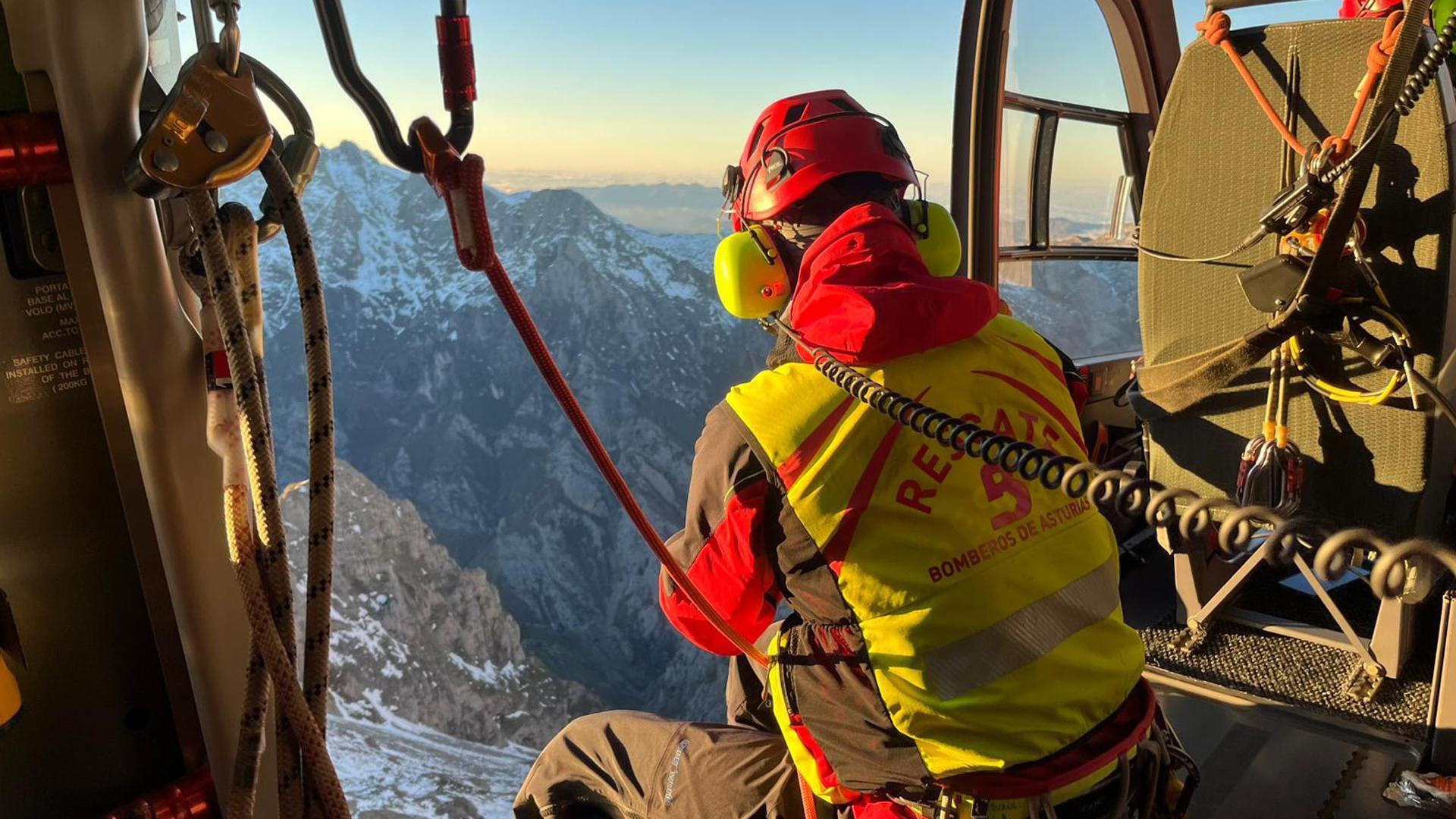 El joven ha sido trasladado por el grupo de rescate del SEPA a bordo de un helicóptero medicalizado
REMITIDA / HANDOUT por SEPA
Fotografía remitida a medios de comunicación exclusivamente para ilustrar la noticia a la que hace referencia la imagen, y citando la procedencia de la imagen en la firma
27/12/2024