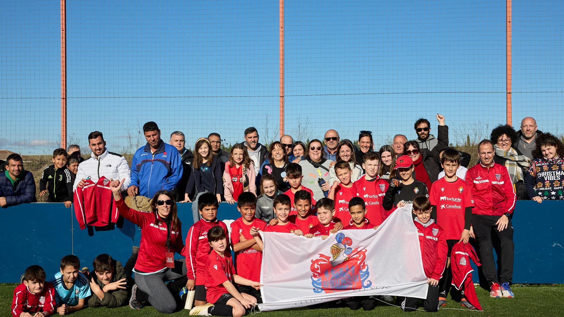 Carol De la Fuente y Aitor Arana, técnicos, junto a los jugadores y la afición del colegio Virgen del Soto