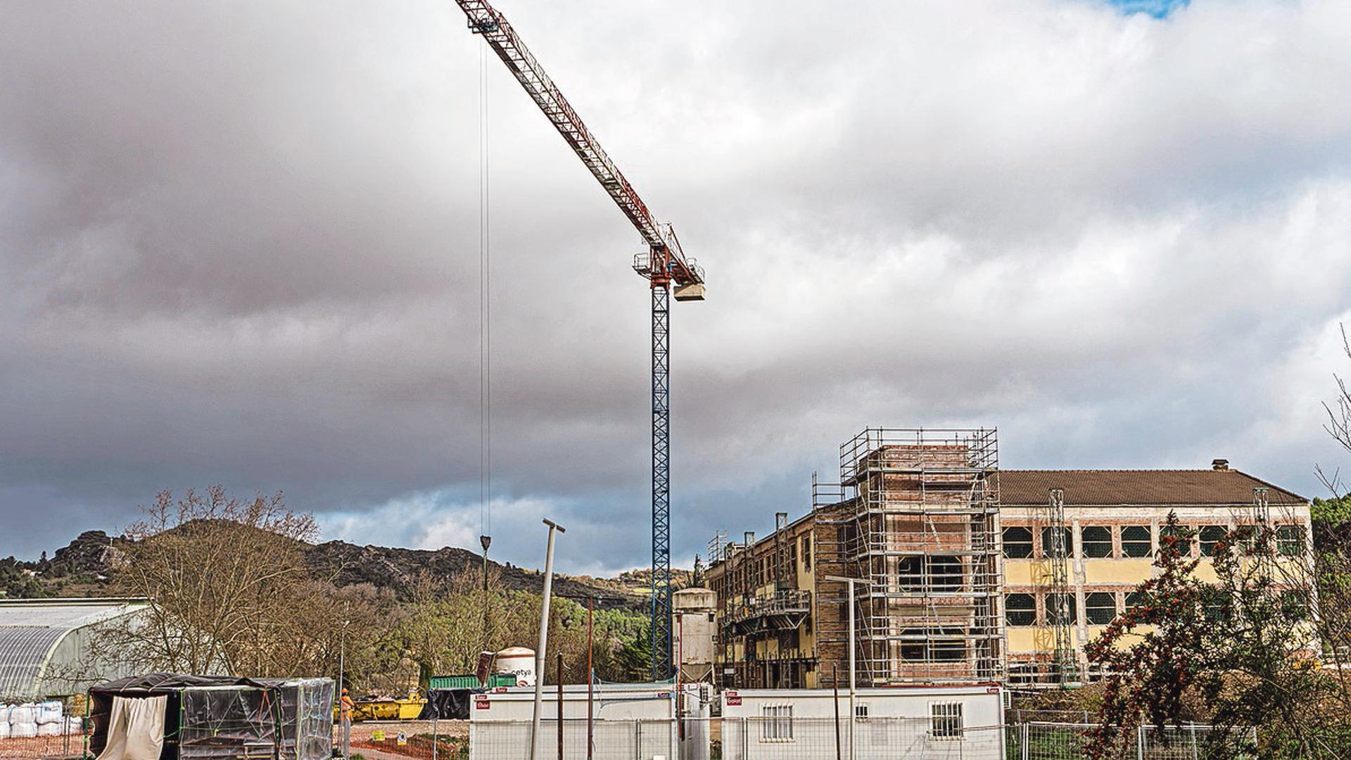 Las grúas que construyen la residencia de mayores en Oncineda, donde conectará la pasarela