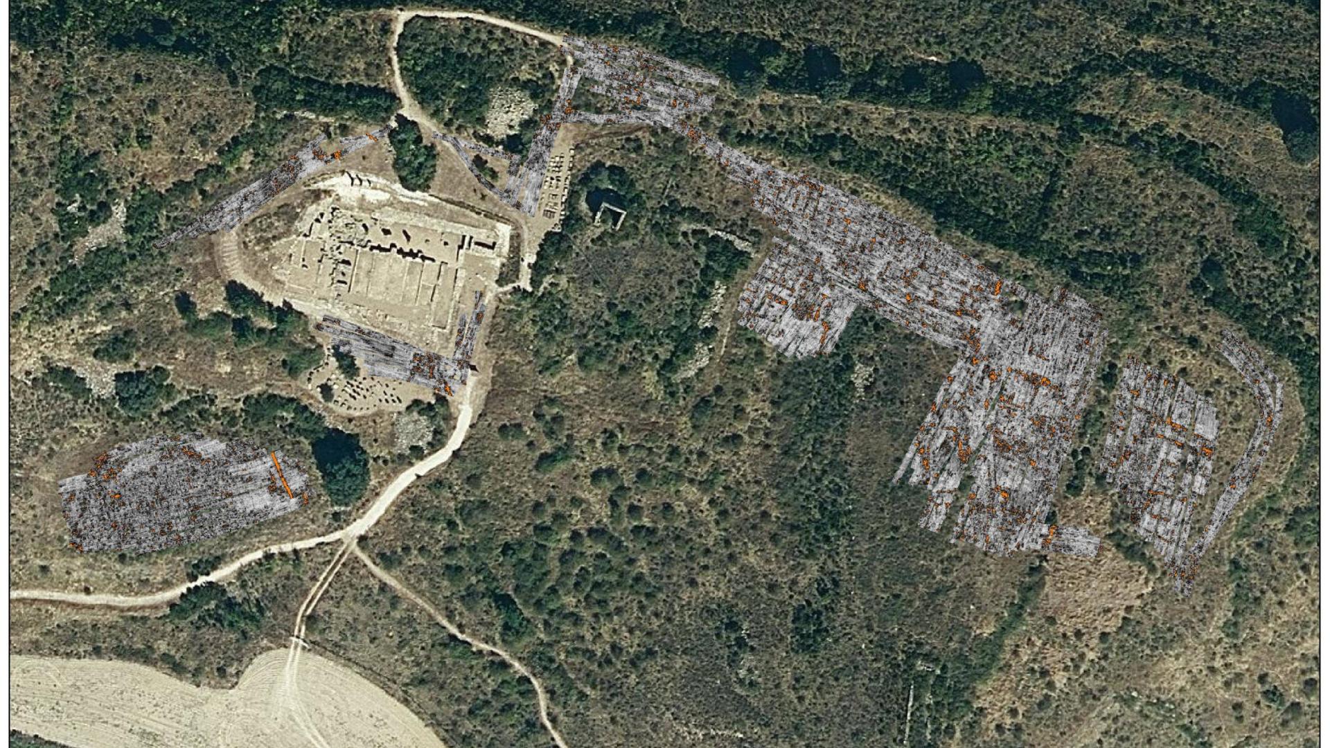 NUEVO MAPEO. Vista aérea de Santa Criz con los resultados obtenidos por el georradar. A la izquierda, en posición central, se distingue el foro romano. El área residencial se concentraría en la parte más oriental de la ciudad. Los puntos amarillos corresponden a las “anomalías” detectadas por el georradar, como posibles muros o zanjas.