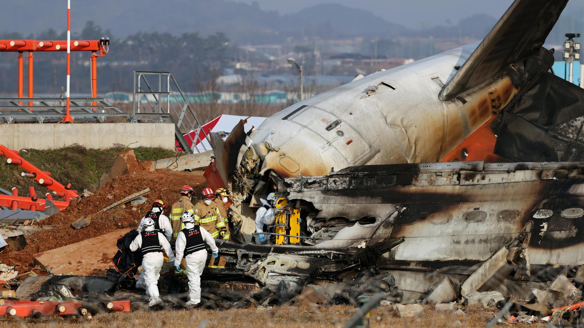 Servicios de Emergencias entre el avión siniestrado en Muan