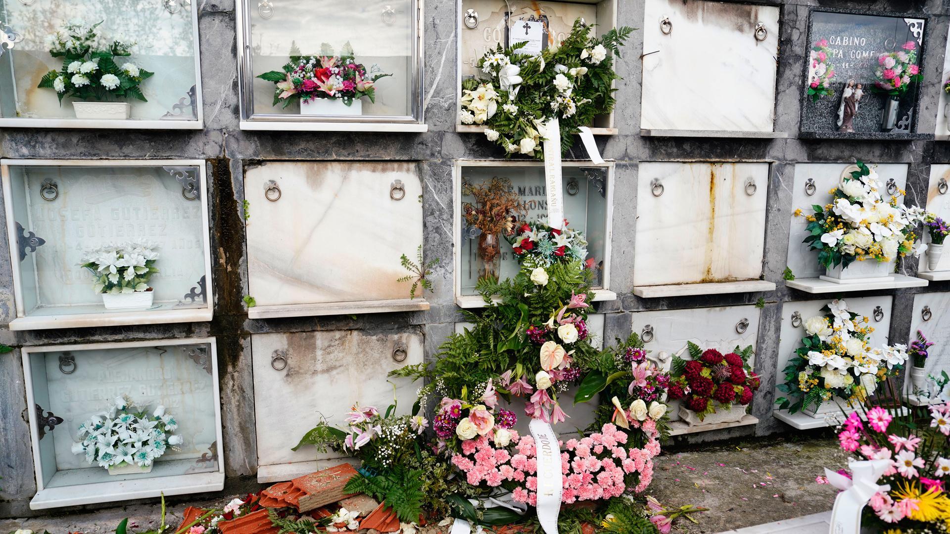 Vista de la lápida donde yacía el ataúd de la madre del hombre detenido en Avilés el pasado sábado, tras extraerlo del cementerio de La Carriona