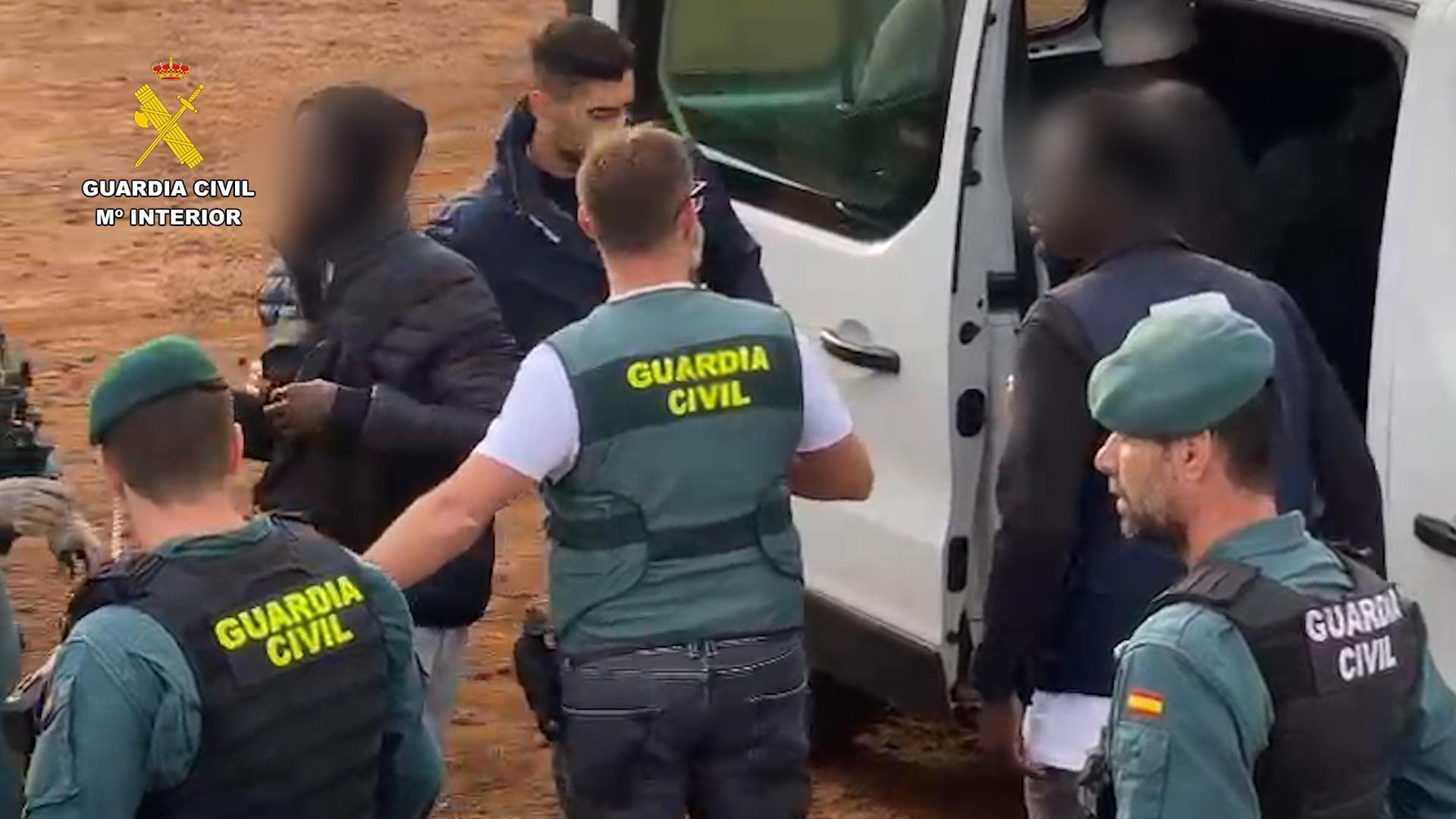 La Guardia Civil traslada a los detenidos

REMITIDA / HANDOUT por CEDIDO POR LA GUARDIA CIVIL

Fotografía remitida a medios de comunicación exclusivamente para ilustrar la noticia a la que hace referencia la imagen, y citando la procedencia de la imagen en la firma

29/12/2024