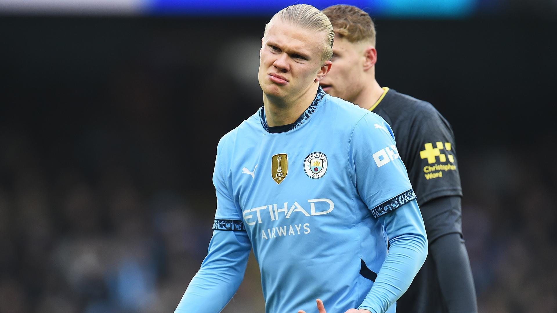 El delantero del City Haaland gesticula en un choque anterior /