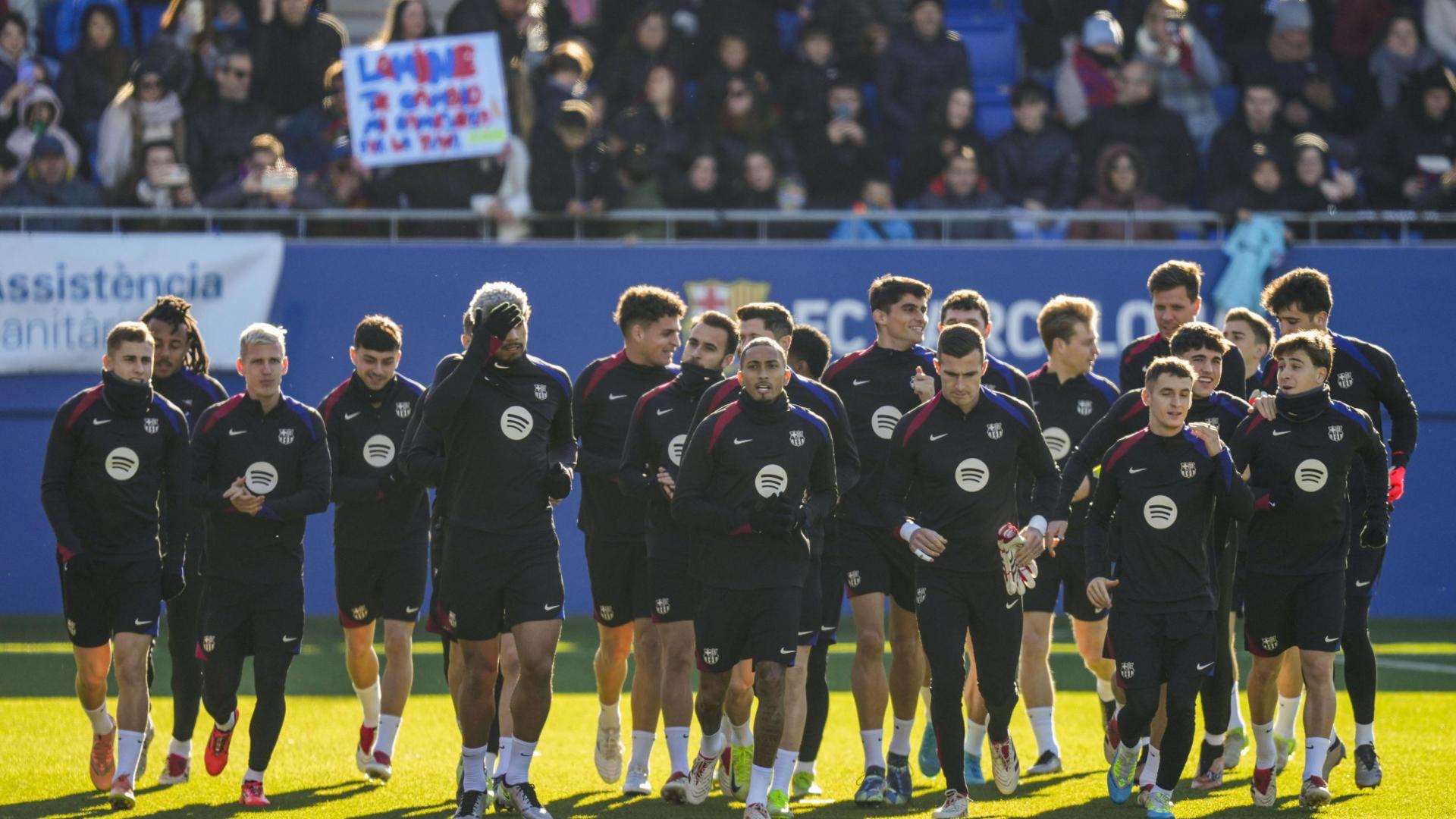 Los jugadores del F.C. Barcelona se entrenan en la tradicional sesión de puertas abiertas en Navidad /