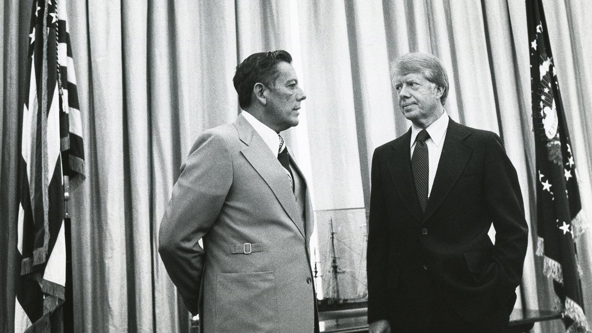 Imagen de septiembrfe de 1977 con Jimmy Carfter (dcha.) conversando con el General Omar Torrijos, de las brigadas panameñas /