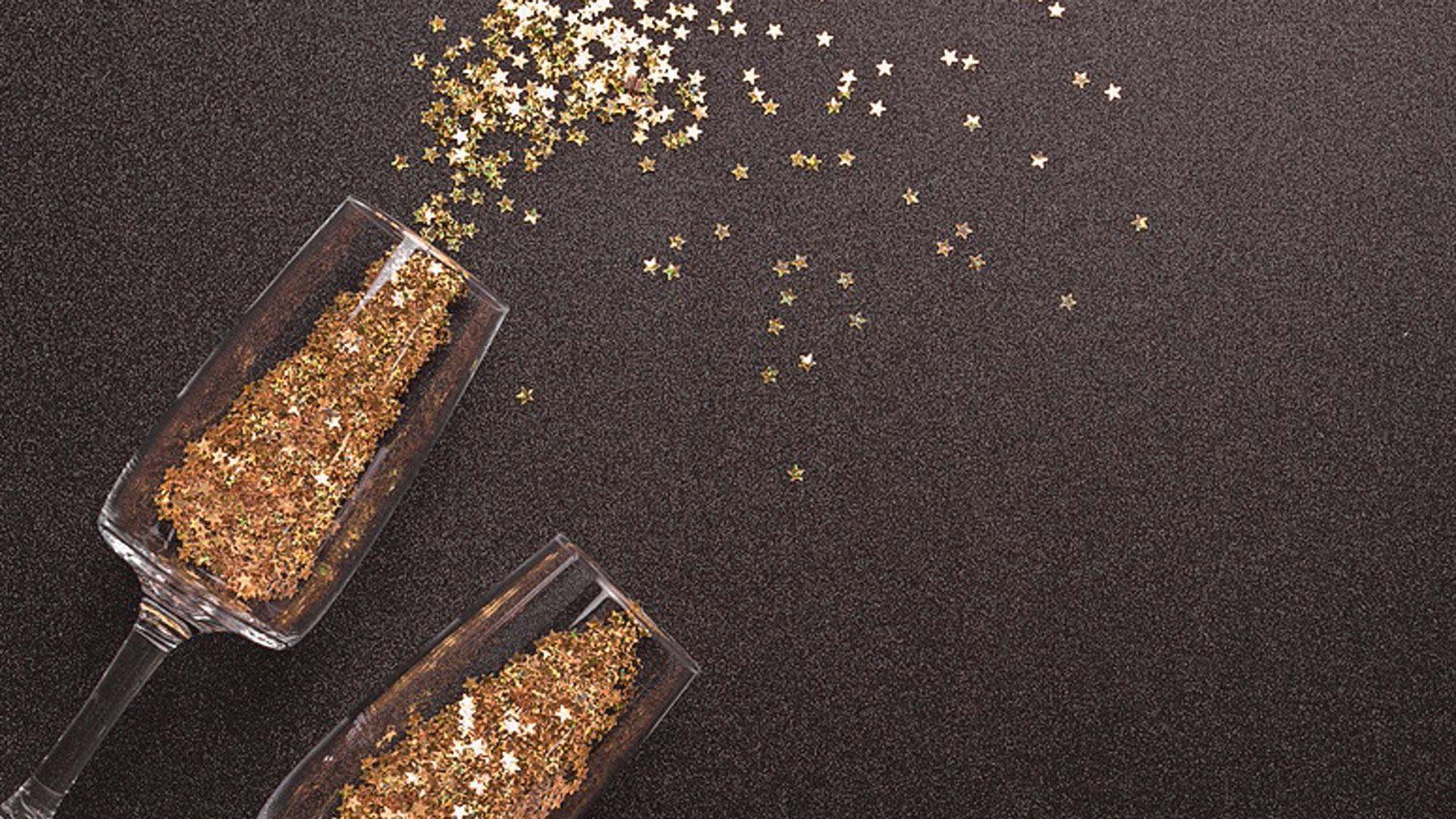 Imagen de archivo de dos copas de cava con confeti