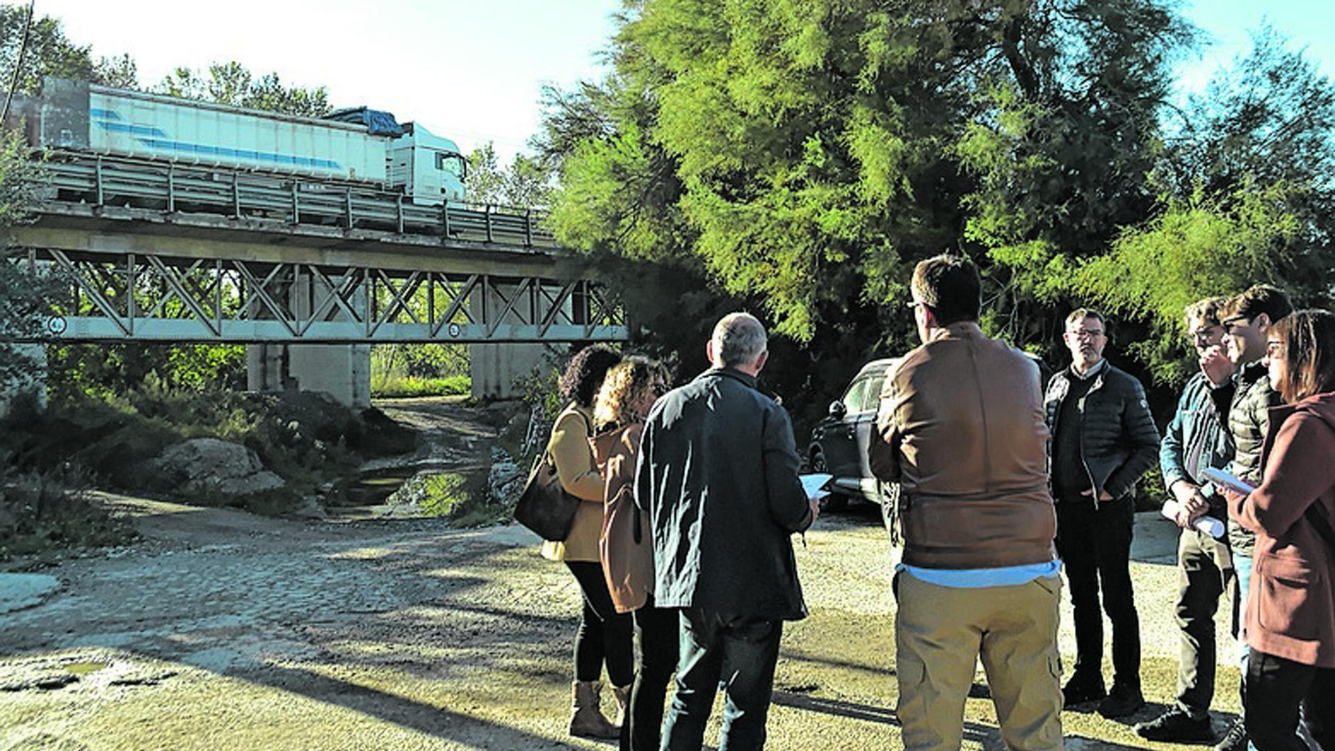 Vista del puente sobre el río Aragón que fueron a visitar los parlamentarios el pasado año.