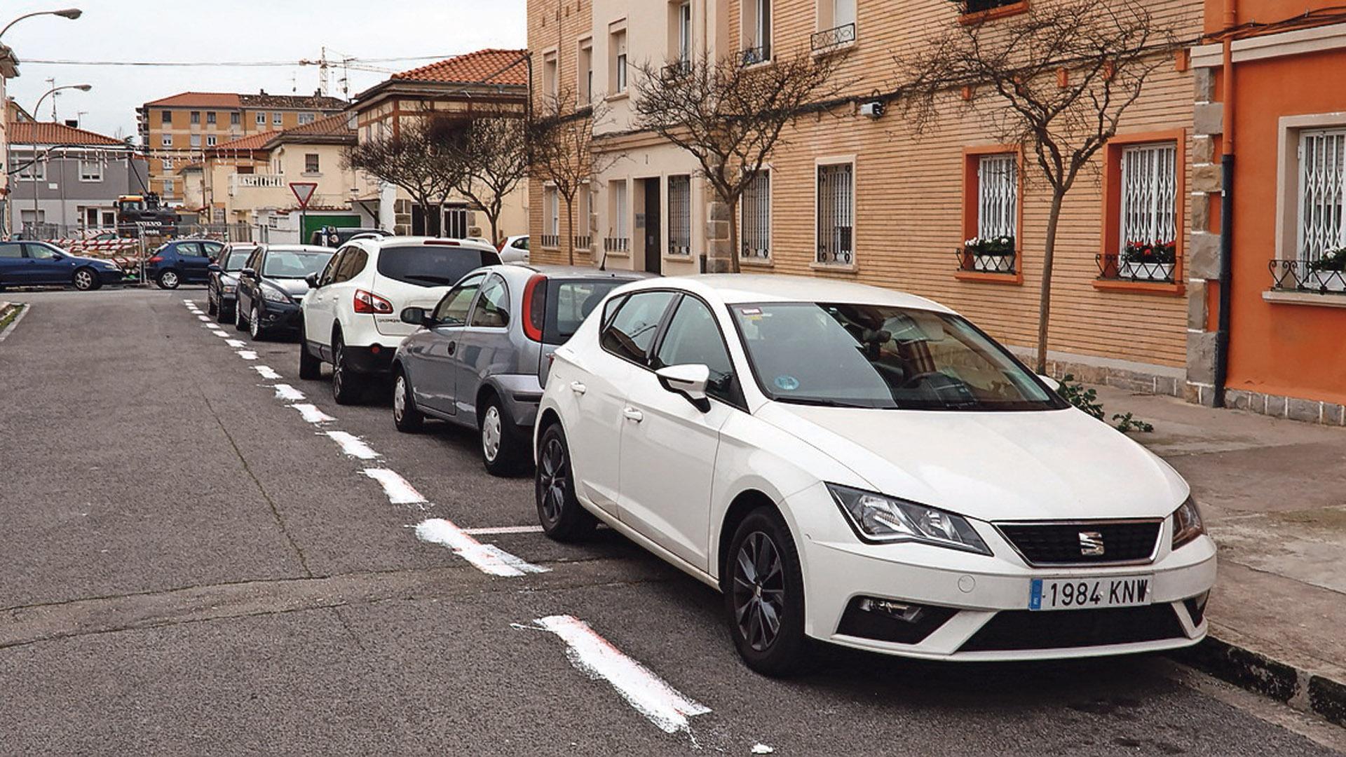 Zonas de estacionamiento de pago en el barrio de la Txantrea, pintadas de blanco