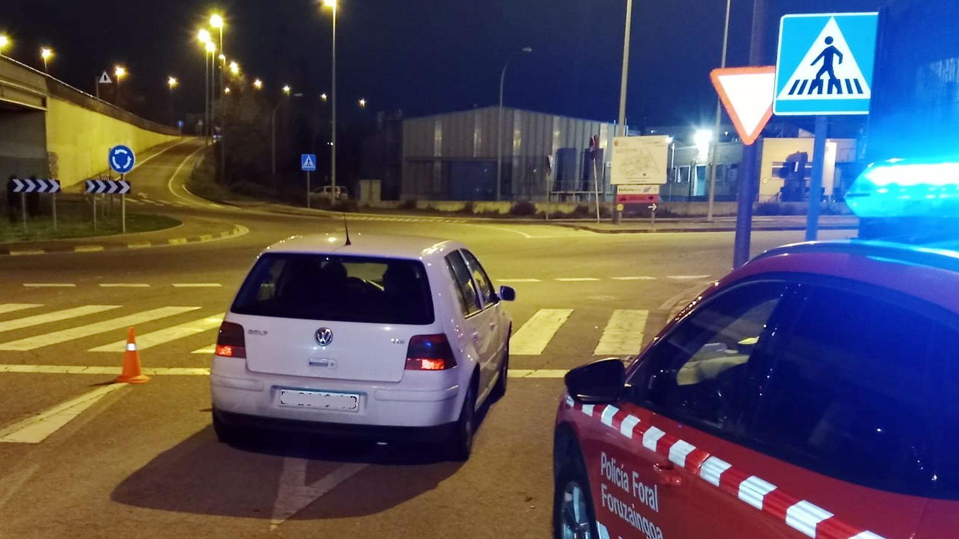 Vista del vehículo que ha sido inmovilizado por la Policía Foral en la NA-30
