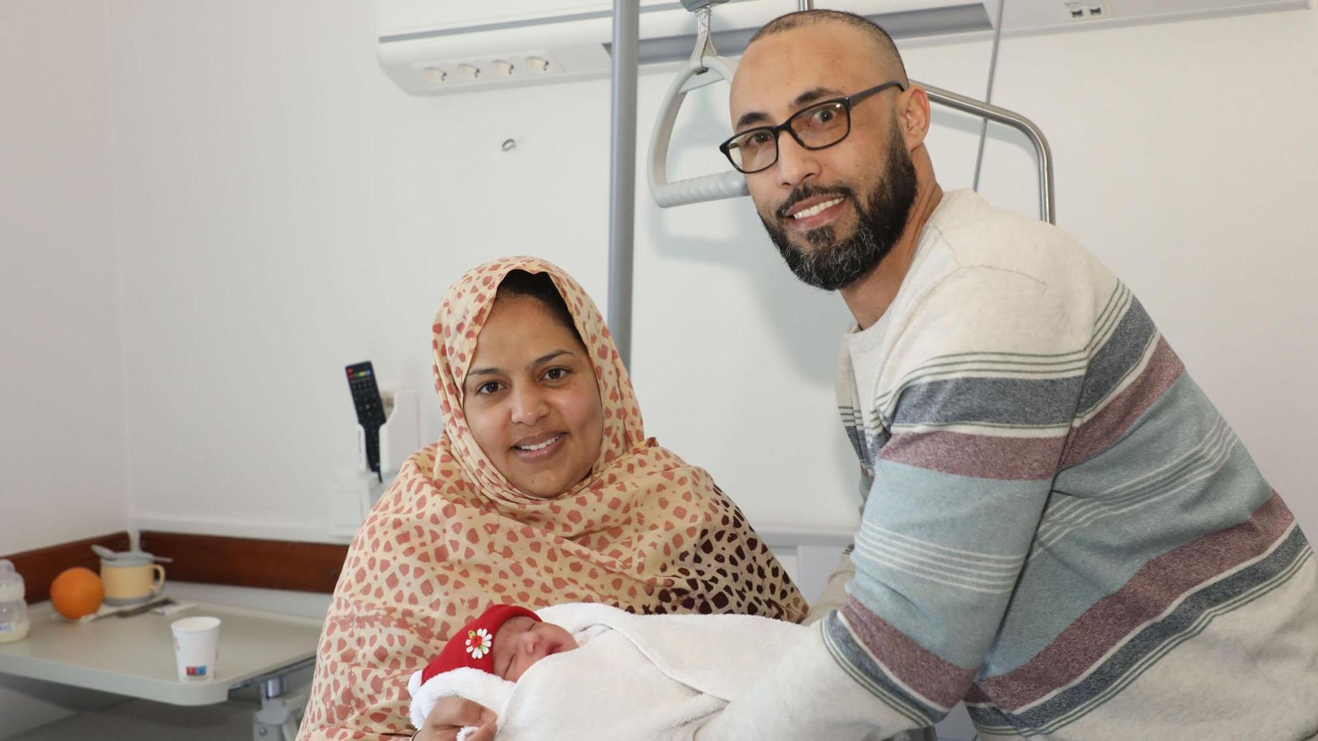 El pequeño Abidin, con sus padres Limam Bati Abidin y Haiat Bon Adda