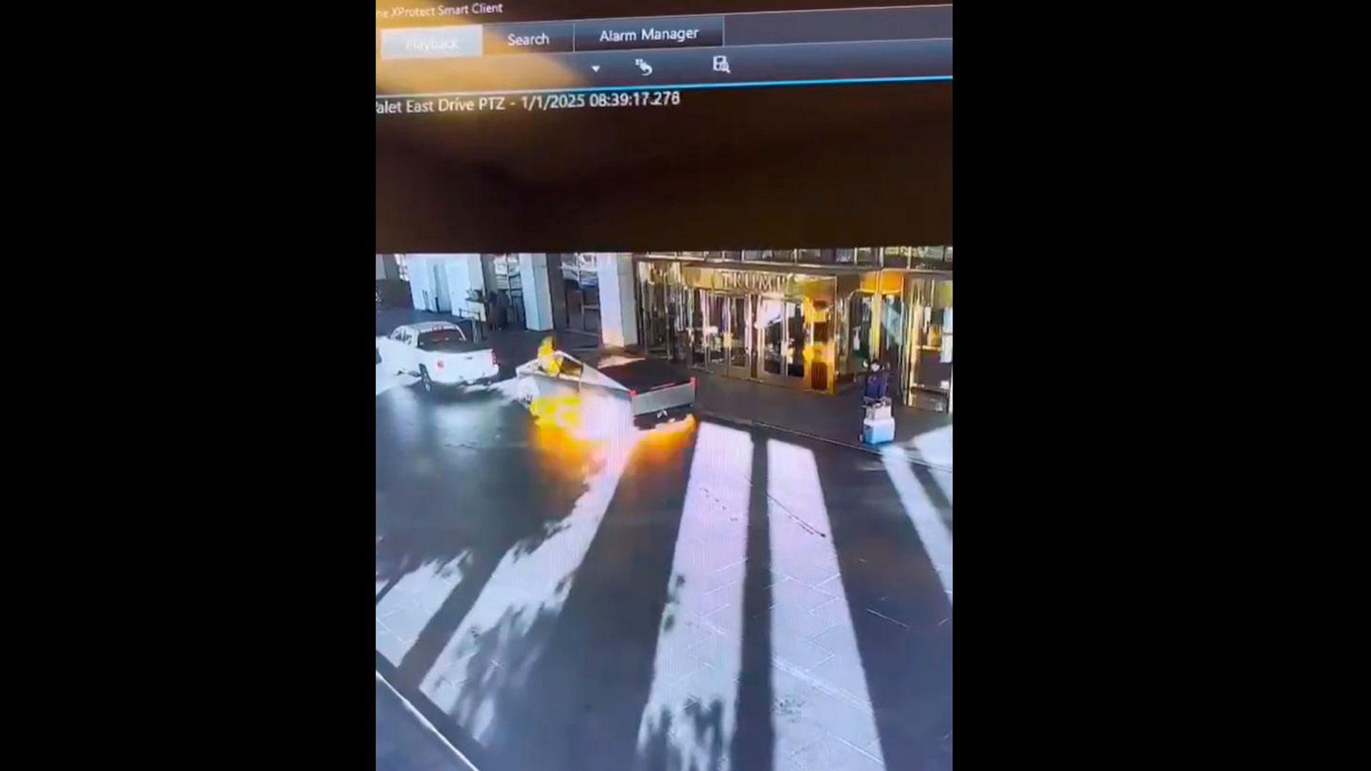 Captura de video tomada de la cuenta en X @LasVegasLocally del momento de la explosión de vehículo frente al 'Trump Hotel'