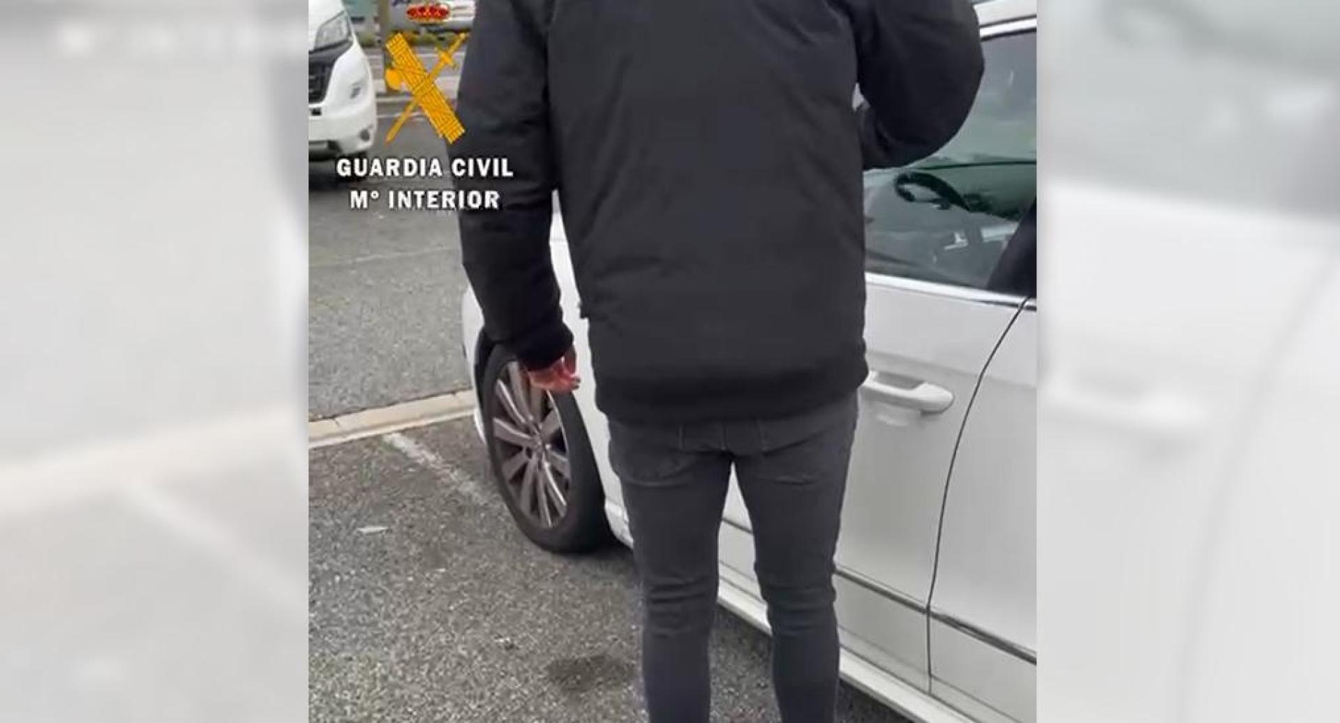 La Guardia Civil ha desmantelado un grupo criminal que había utilizado el 'método de la siembra', que consiste en distraer a la víctima haciéndole creer que se le ha caído alguna pertenencia, para sustraer dinero en zonas comerciales de la cuenca de Pamplona.