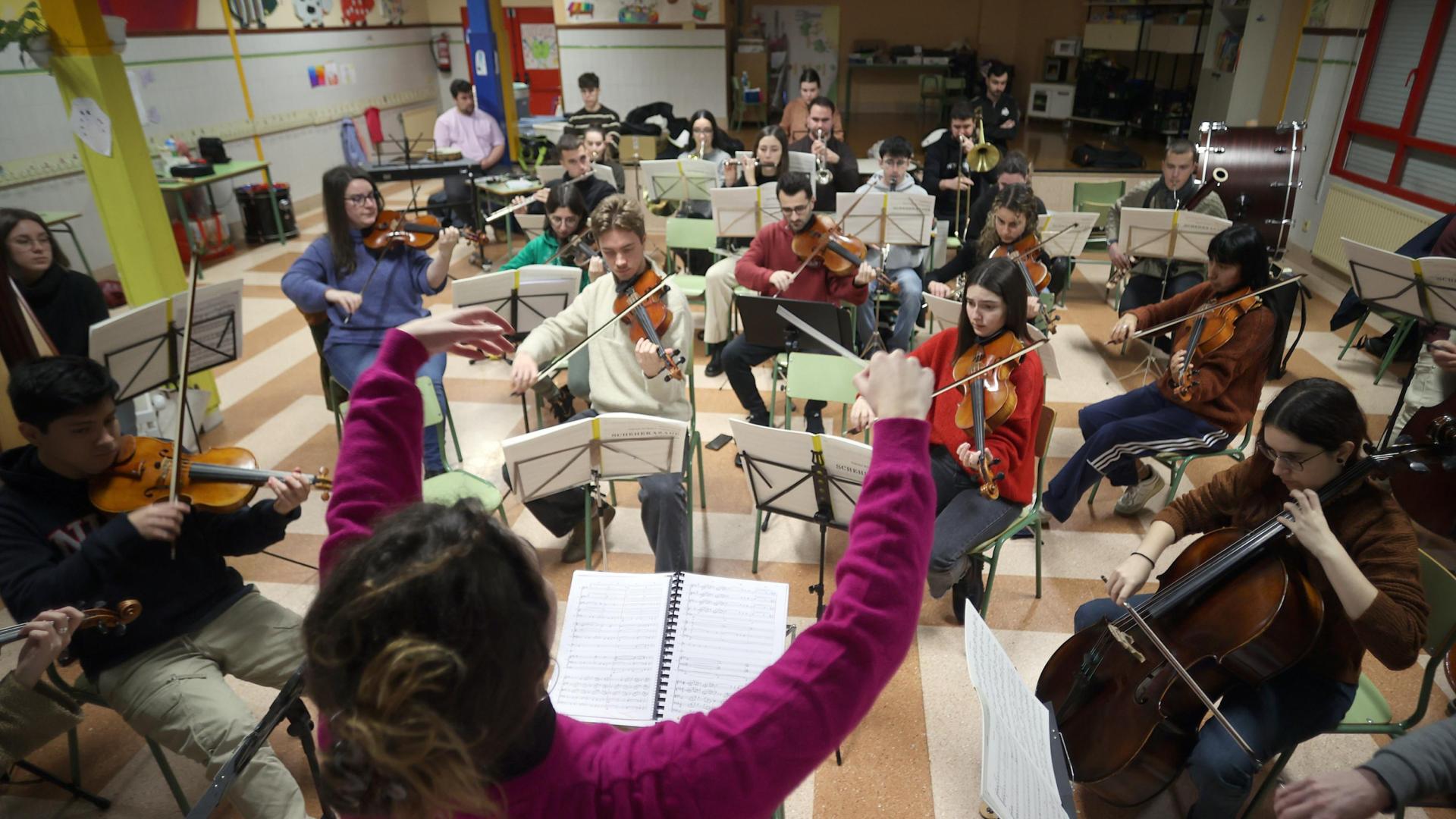 Un momento del ensayo de este jueves por la mañana de la Joven Orquesta de Pamplona (JOP) en el colegio Eulza de Barañáin