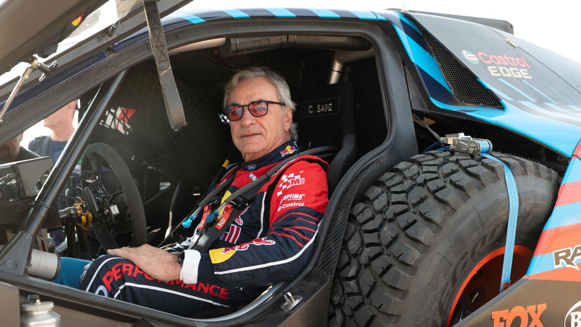 El piloto de Rally español Carlos Sainz, participa en las verificaciones técnicas previas al Rally Dakar 2025
