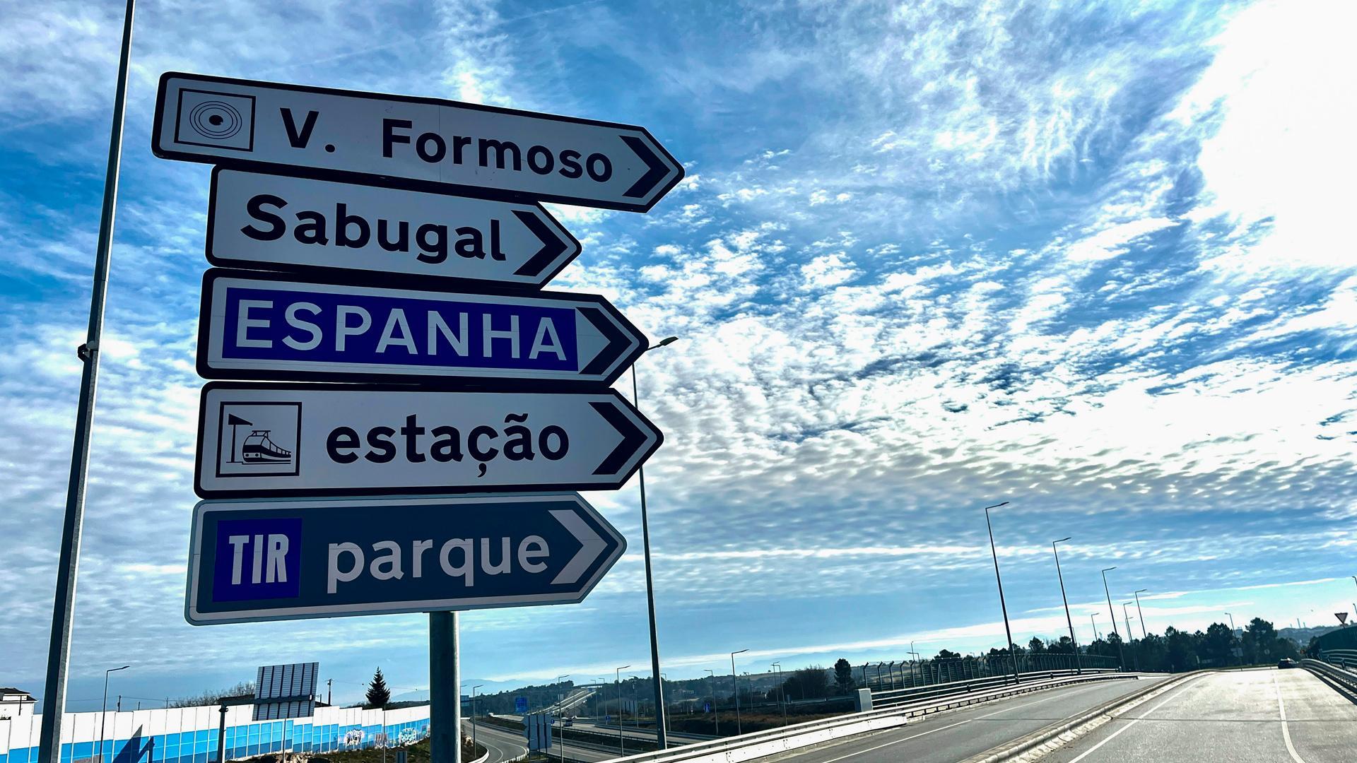 Salida de la Autovía A-25 portuguesa hacia la frontera hispanolusa de Fuentes de Oñoro y Vilar Formoso