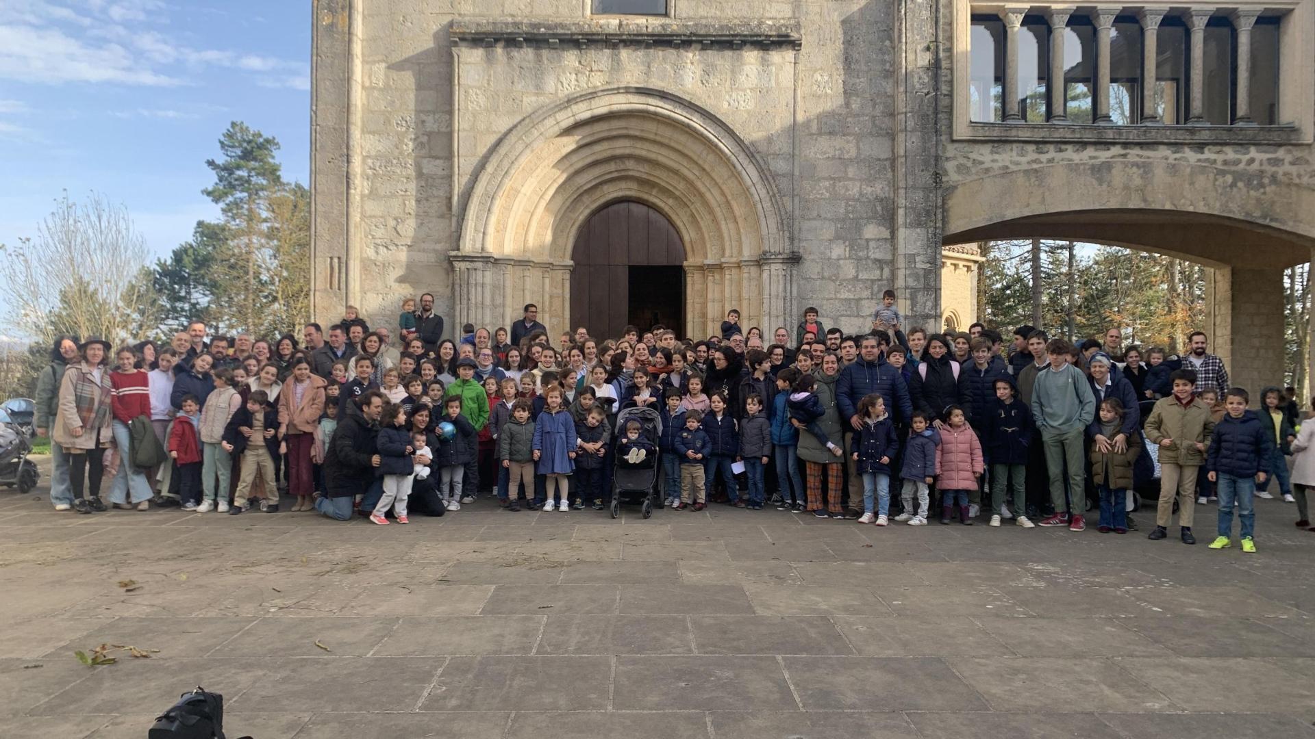 Foto de familia del grupo católico Schola Cordis Iesu, en el santuario de Estíbaliz en Álava