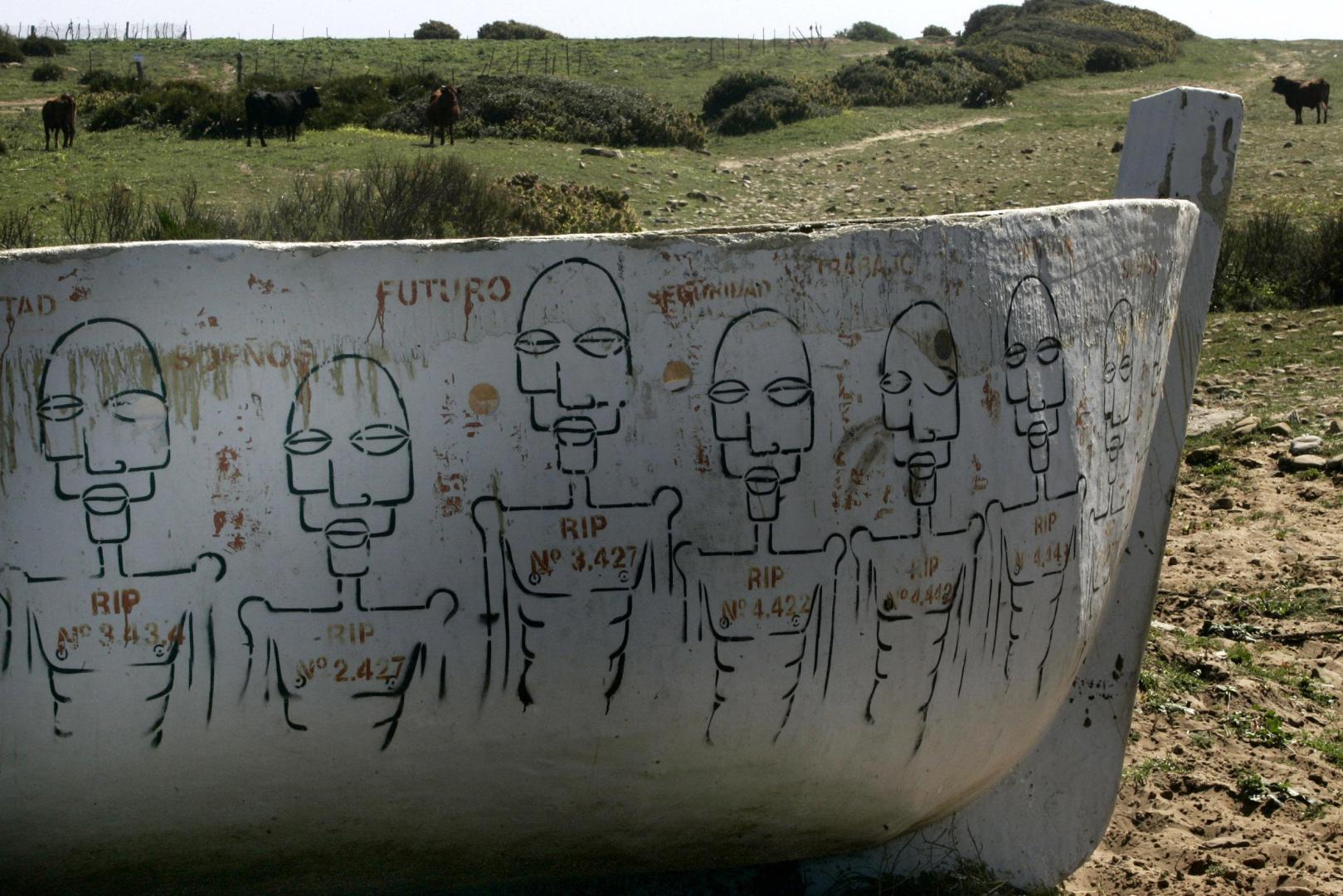 Restos de una patera varada en la costa de Cádiz.