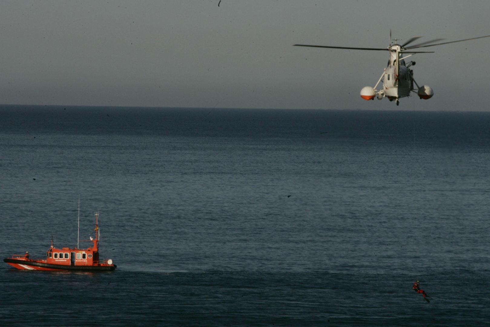 Rescate de una embarcación con personas migrantes en el Atlántico.