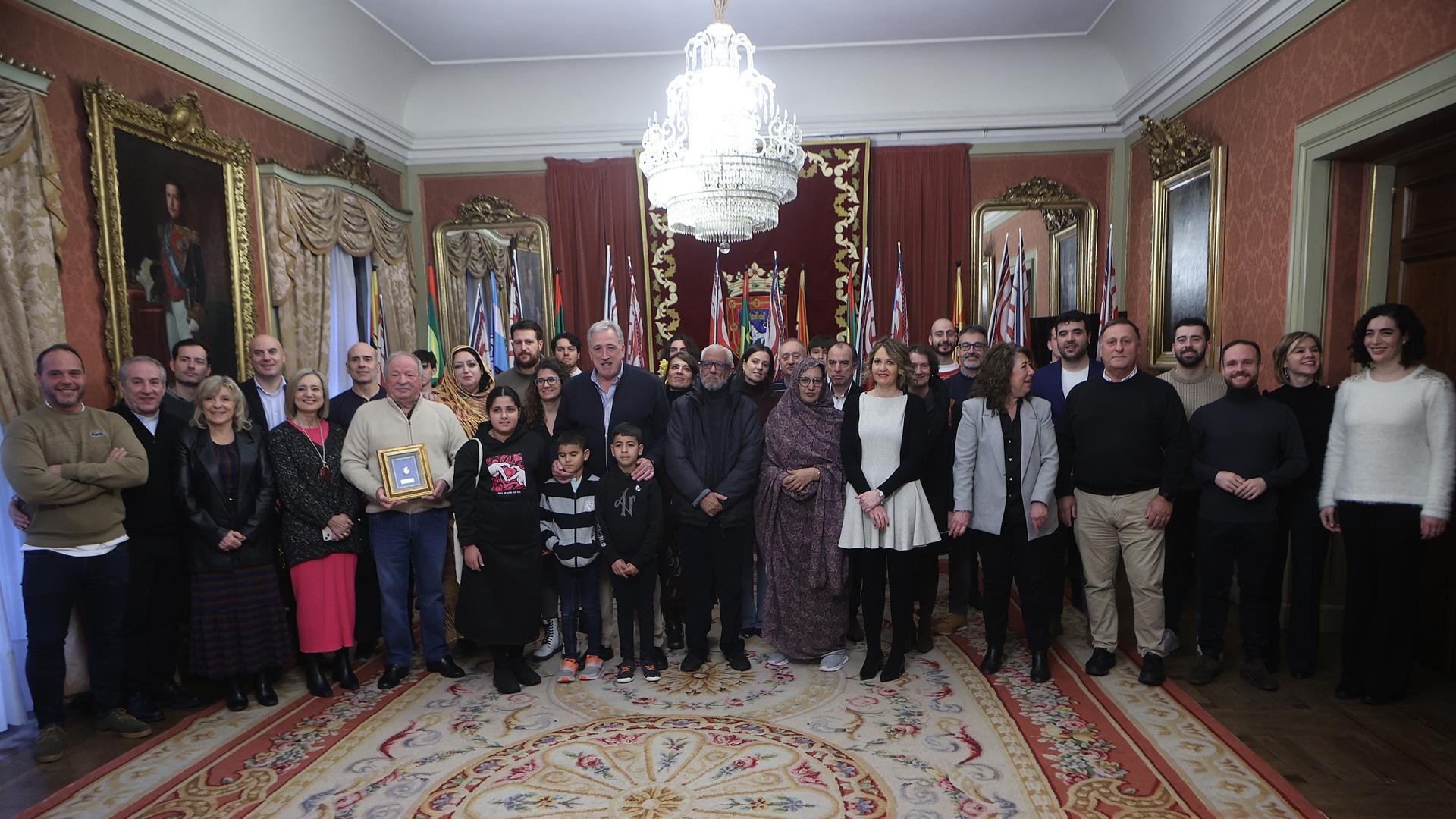 Foto de familia de la entidad galardonada, la Asociación de Amigas y Amigos del Sáhara, junto a miembros de la Corporación y del jurado