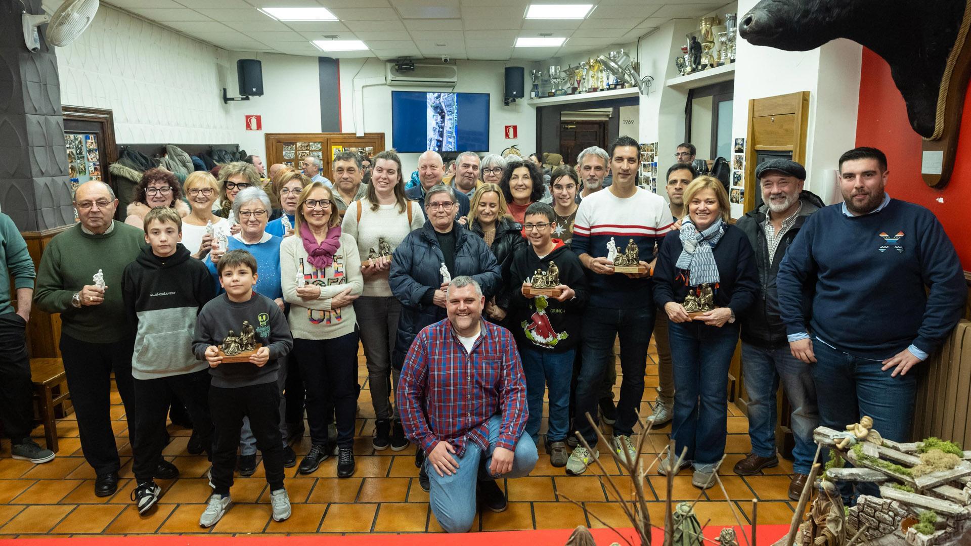 Premiados, participantes y organizadores posan juntos en la sede de la Peña La Teba