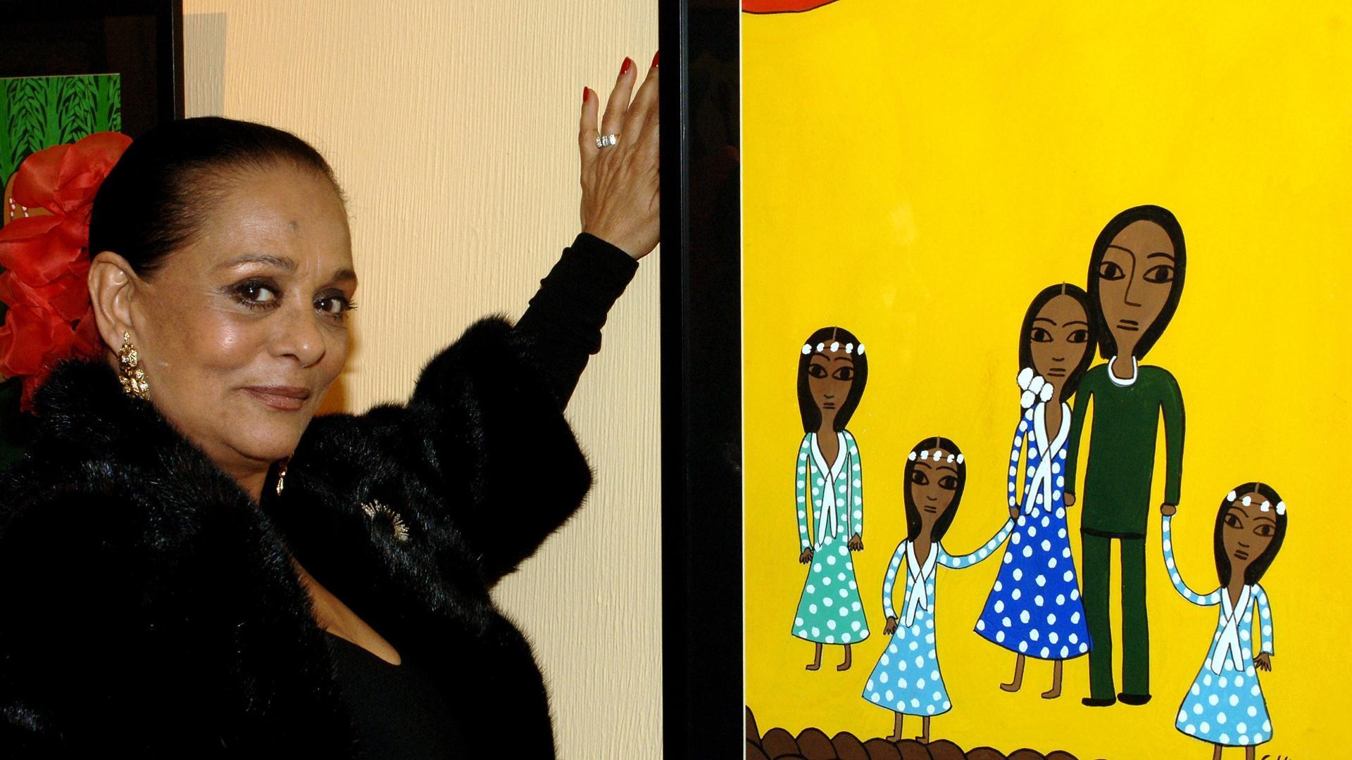 Fotografía de archivo de 2005 de la bailaora Micaela Flores Amaya, conocida como 'La Chunga', con uno de sus cuadros