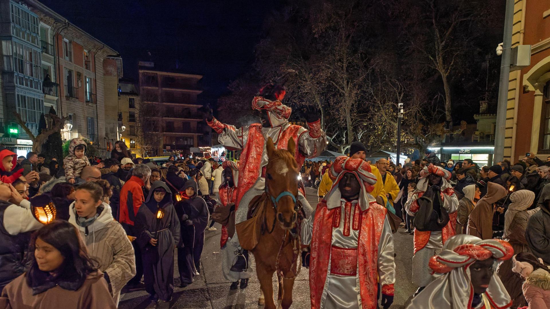 El Rey Baltasar saluda a los asistentes a la cabalgata del año pasado en Estella