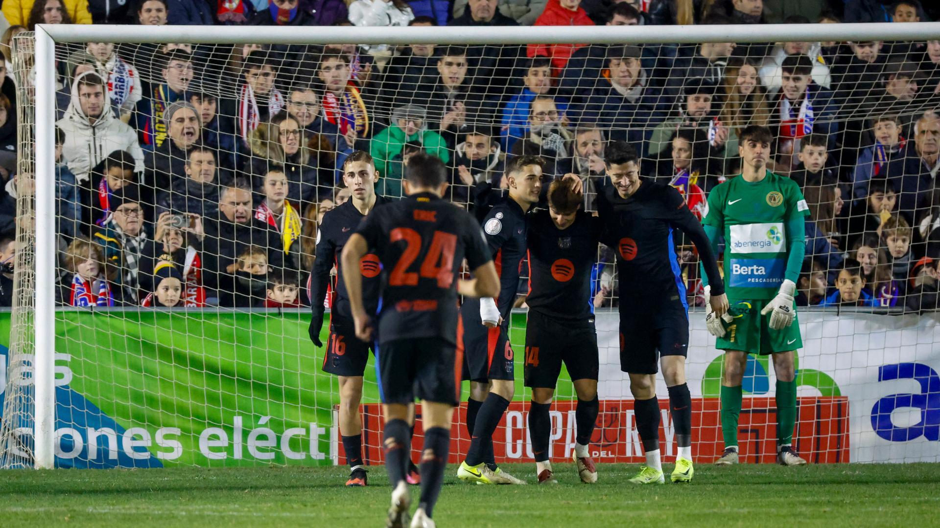 El delantero polaco del Barcelona Robert Lewandowski (d), celebra su gol contra el Barbastro, durante el partido de dieciseisavos de la Copa del Rey