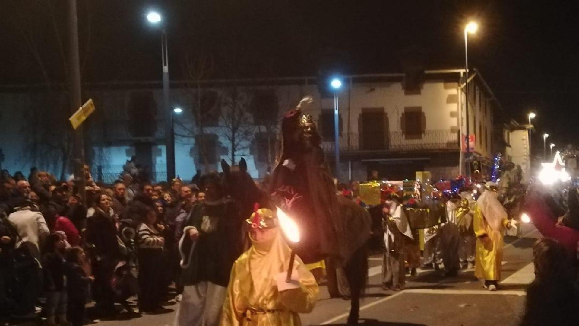 Instante del periplo real por las calles de Elizondo.