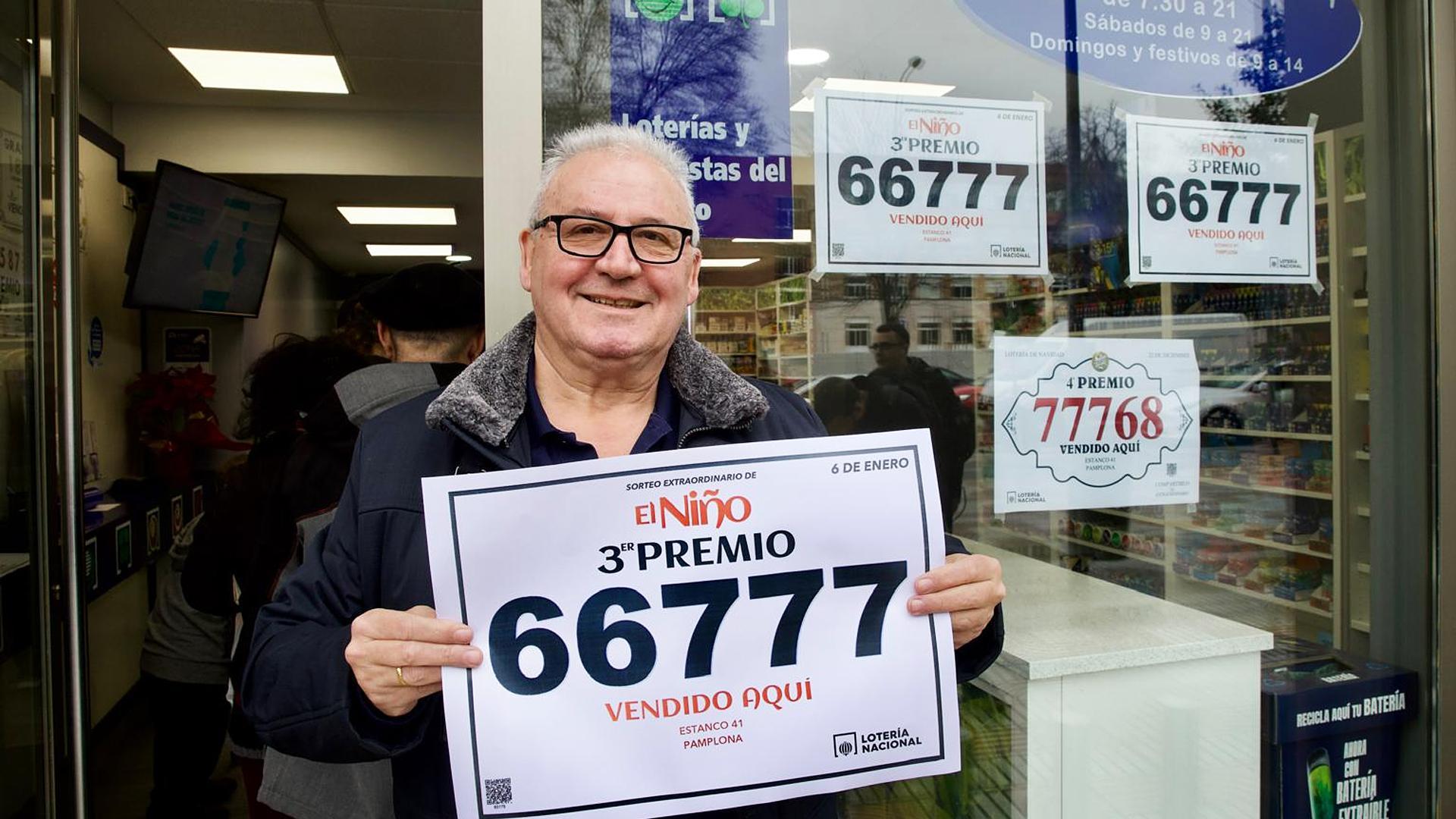 Luis Miguel Arambarri posa con el tercer premio de la Lotería del Niño de cuyo númoer vendió un décimo en Pamplona