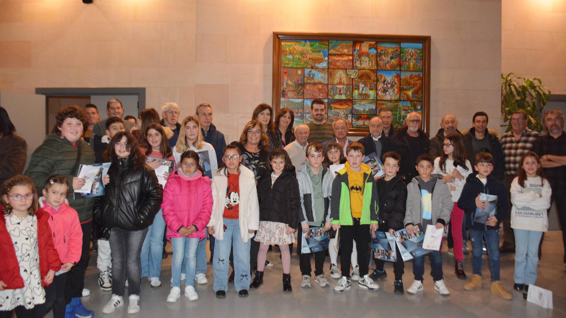 Participantes y premiados en el certamen posaron juntos tras la entrega de premios